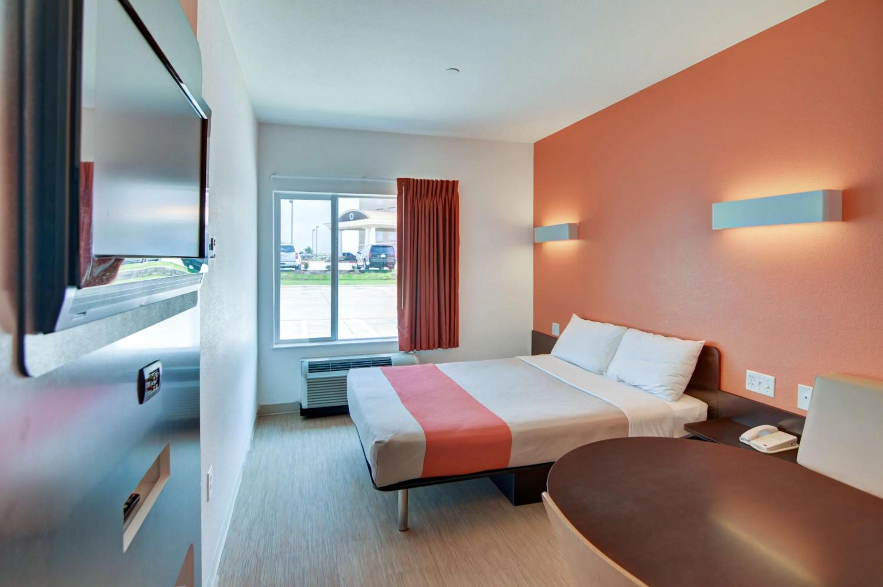 TV and multimedia, Bed in Motel 6-Roanoke, TX - Northlake - Speedway