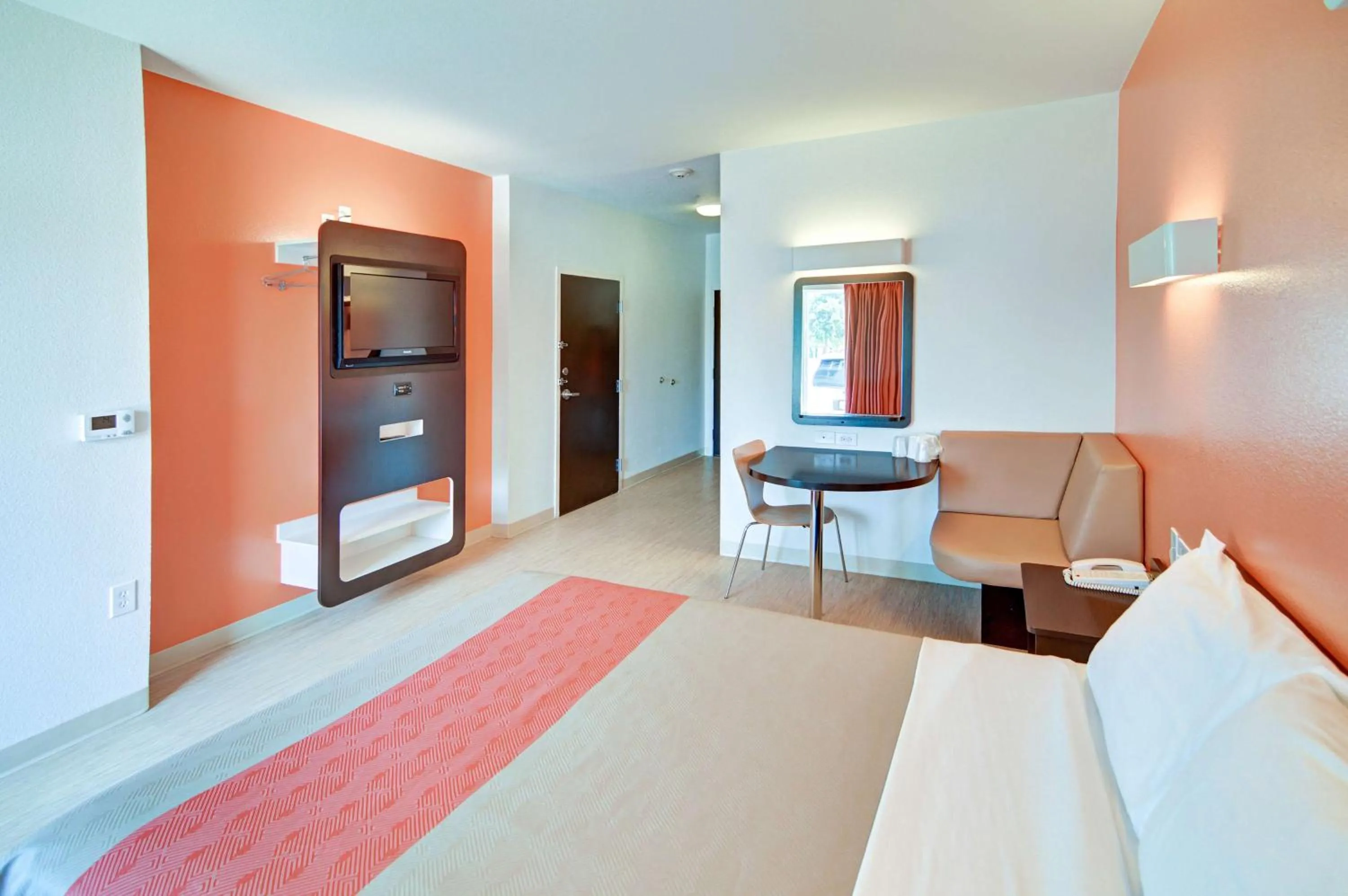 TV and multimedia, Bed in Motel 6-Roanoke, TX - Northlake - Speedway