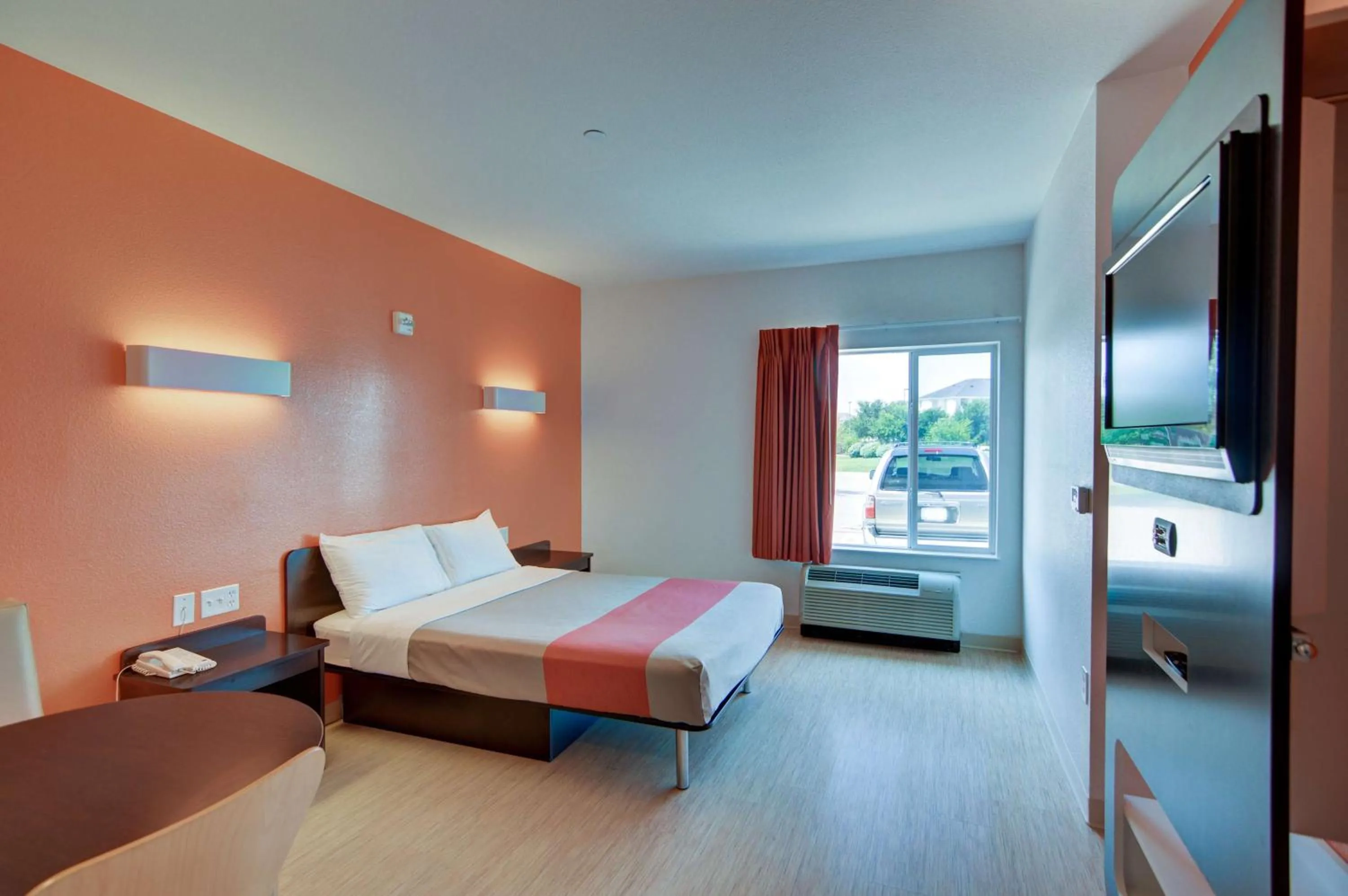 TV and multimedia, Bed in Motel 6-Roanoke, TX - Northlake - Speedway