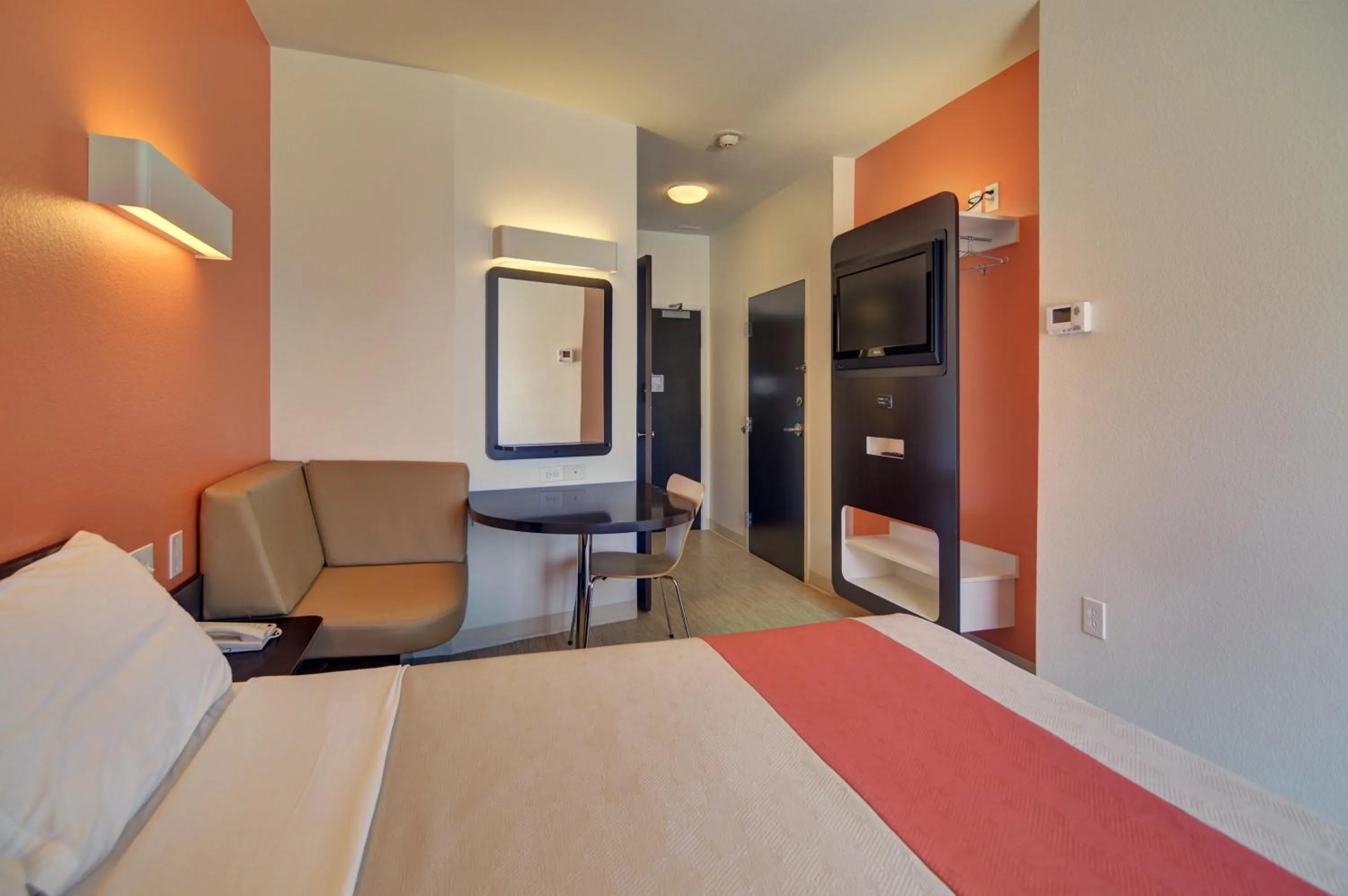 Seating area, Bed in Motel 6-Roanoke, TX - Northlake - Speedway