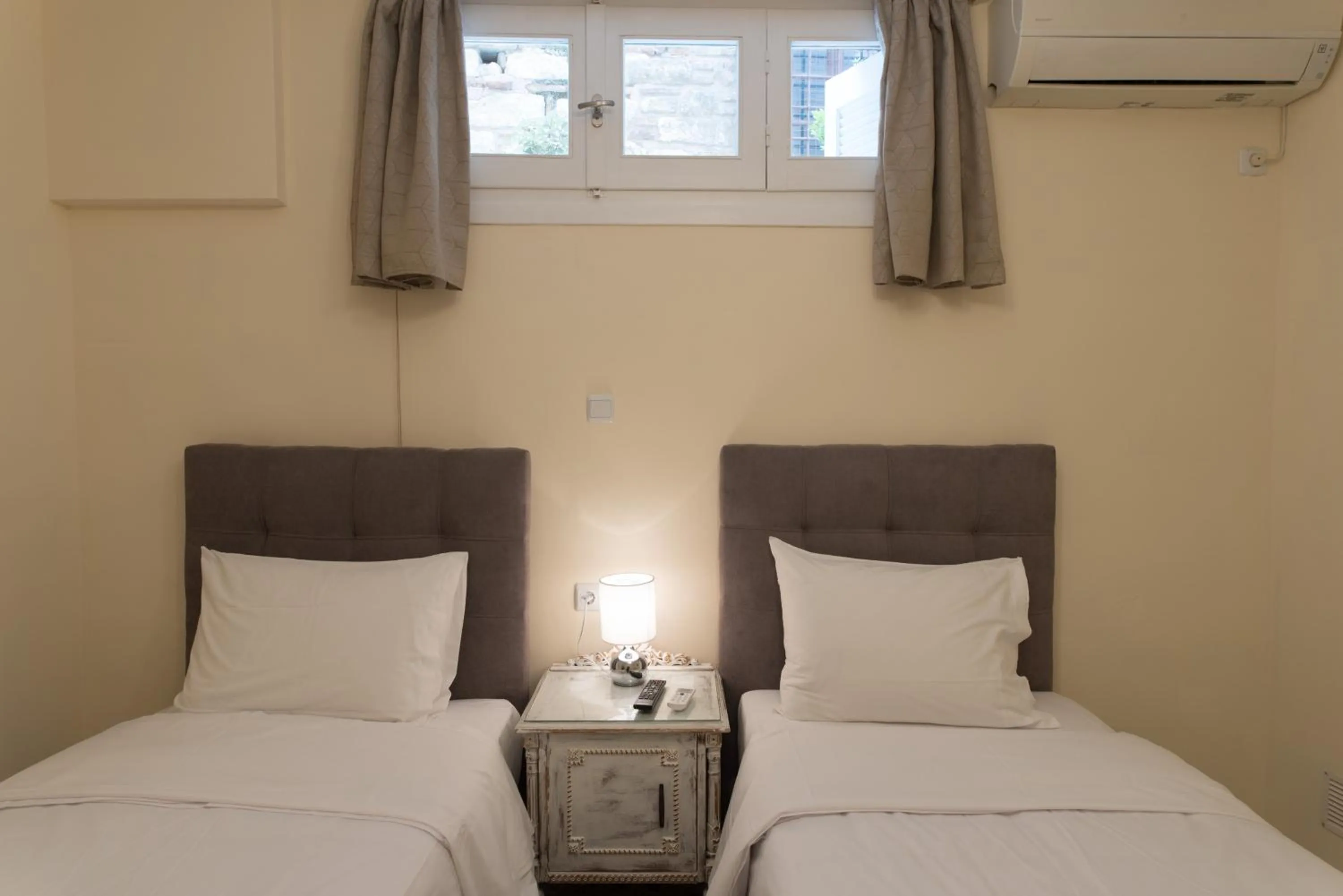 Photo of the whole room, Bed in Acro&Polis