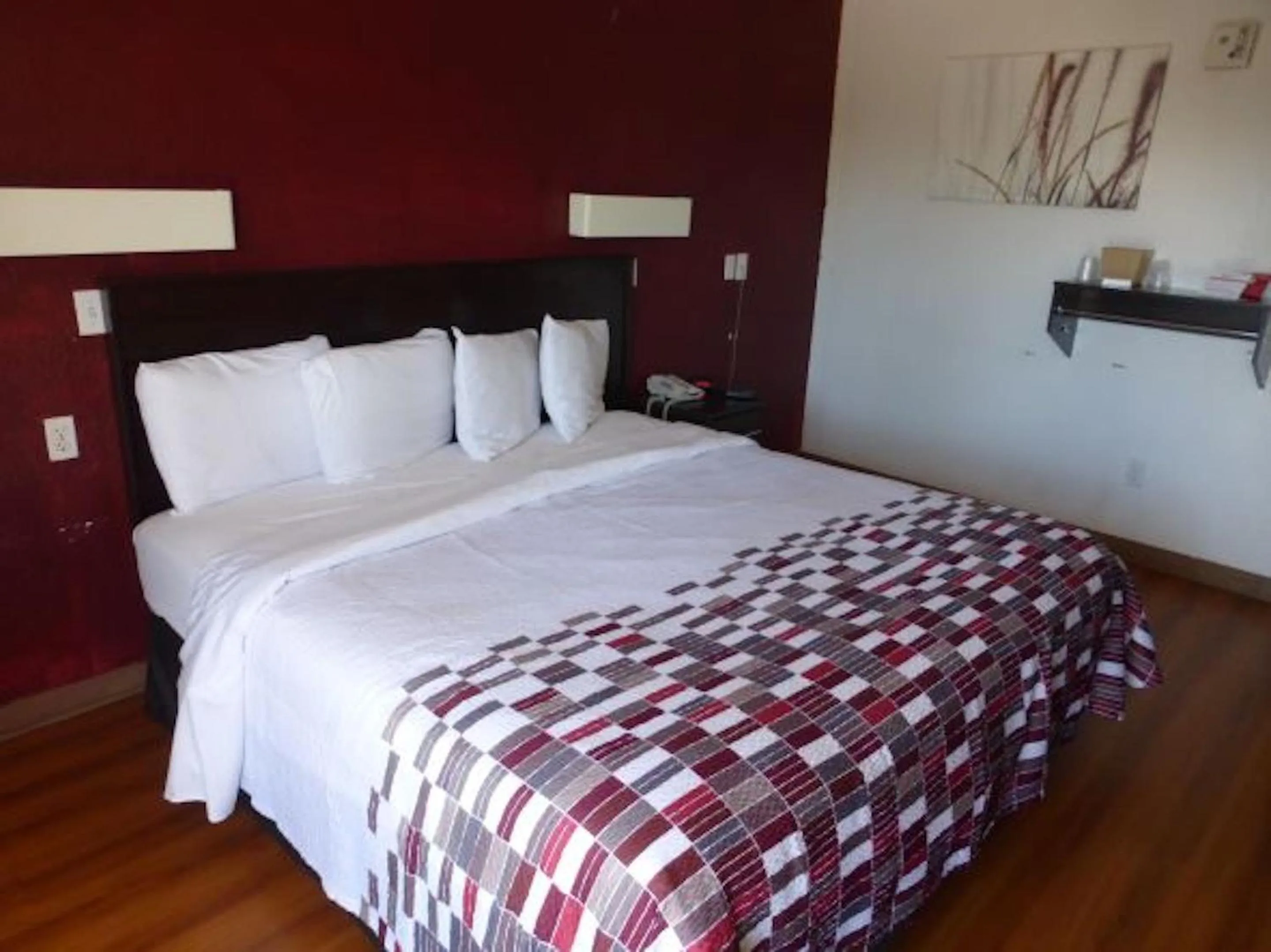 Bedroom in Red Roof Inn St Louis - Florissant