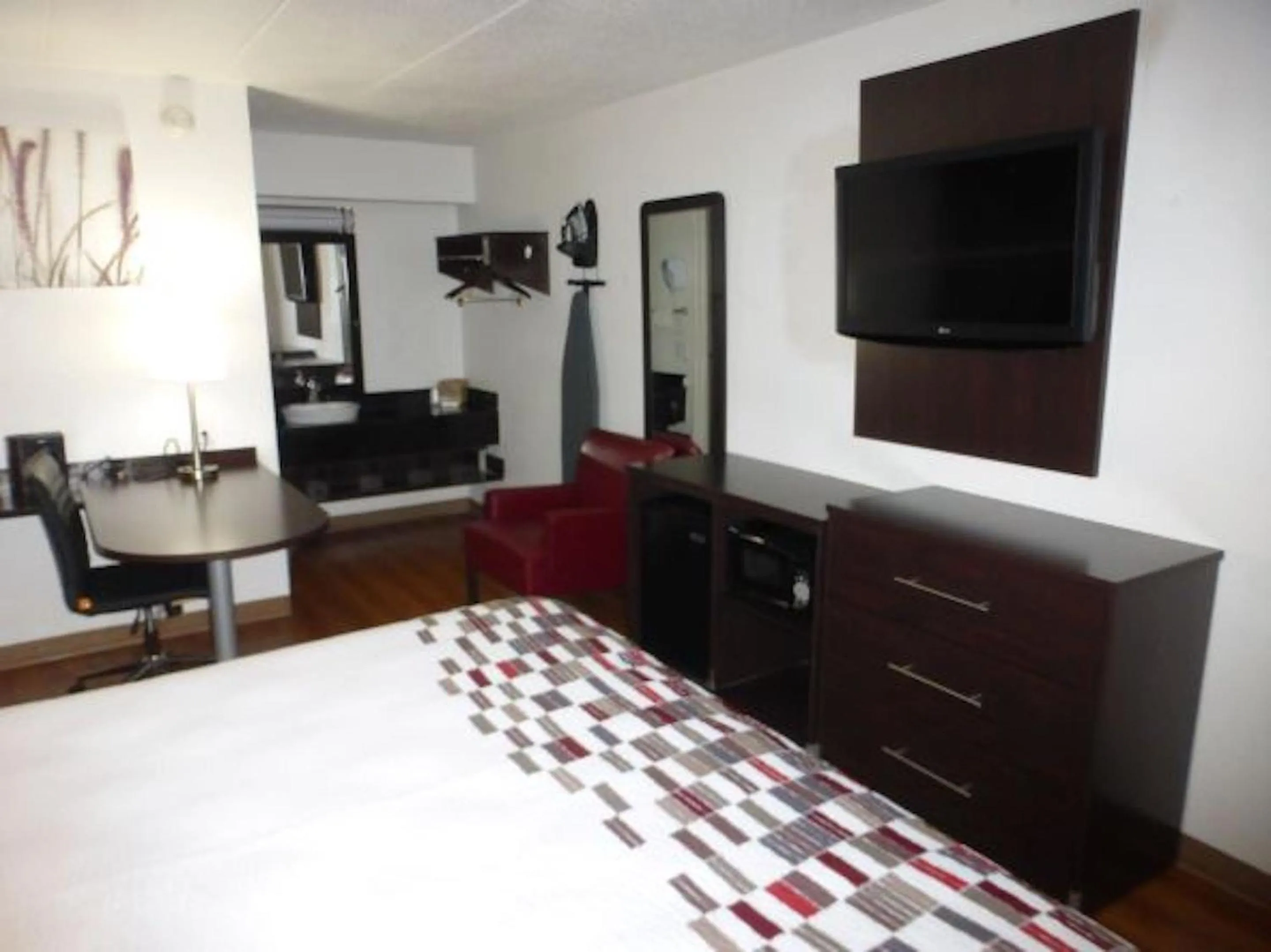 Bedroom, TV/Entertainment Center in Red Roof Inn St Louis - Florissant