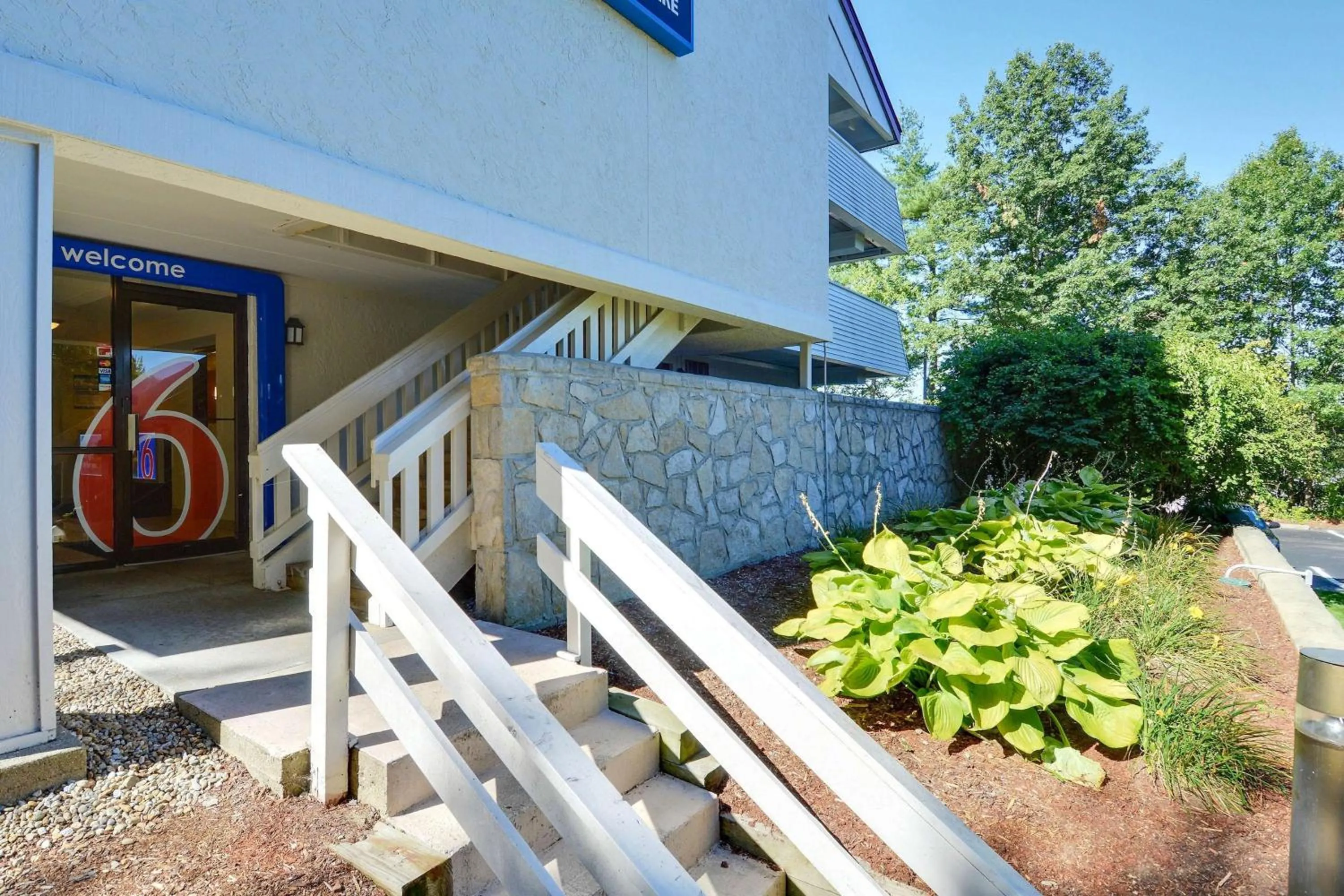 Property building in Motel 6-Nashua, NH - South