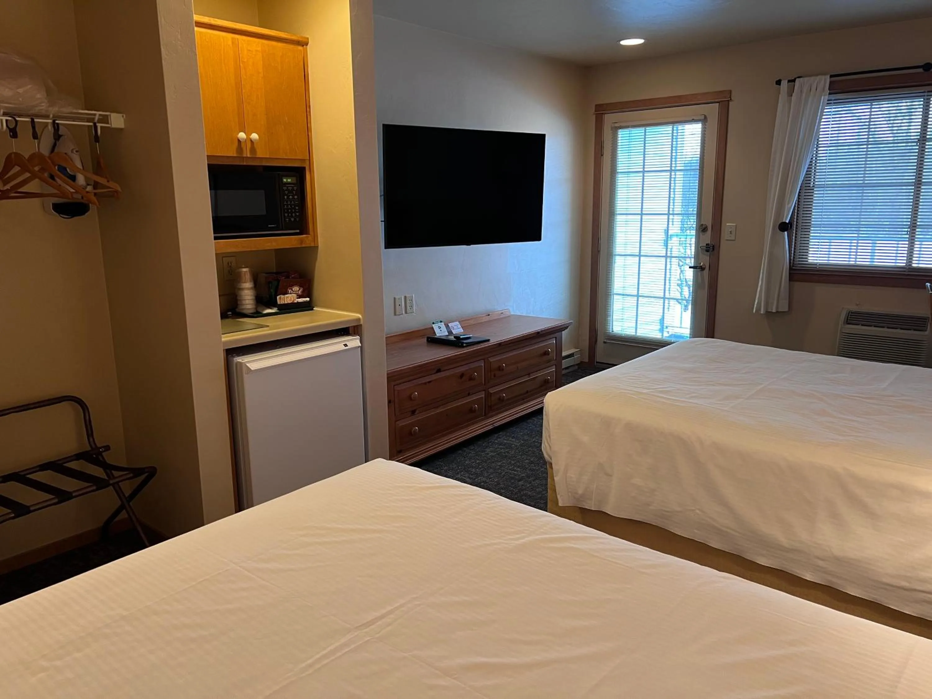 Bedroom, Bed in Homestead Suites - Fish Creek