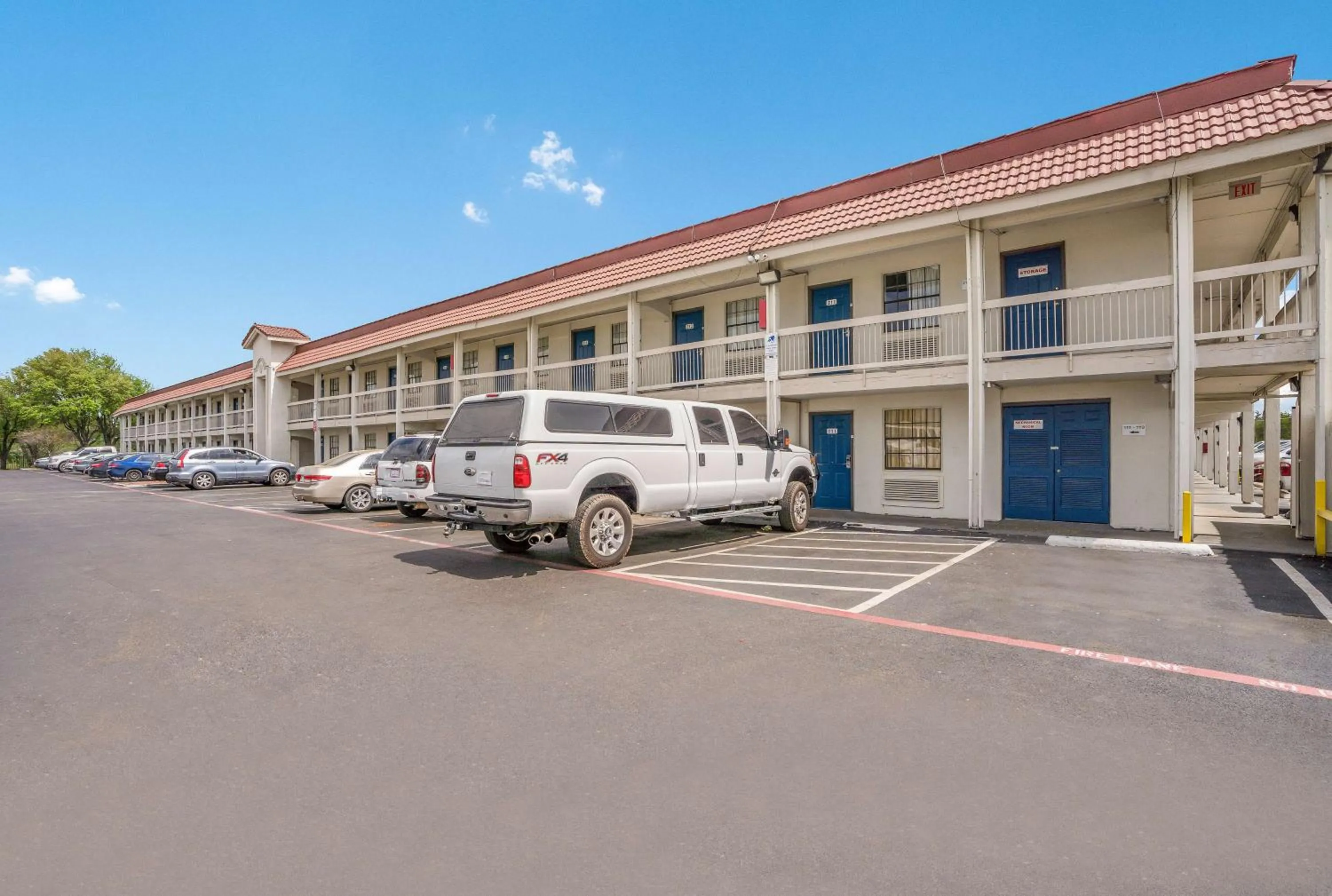 Property building in Motel 6-Dallas, TX - Market Center