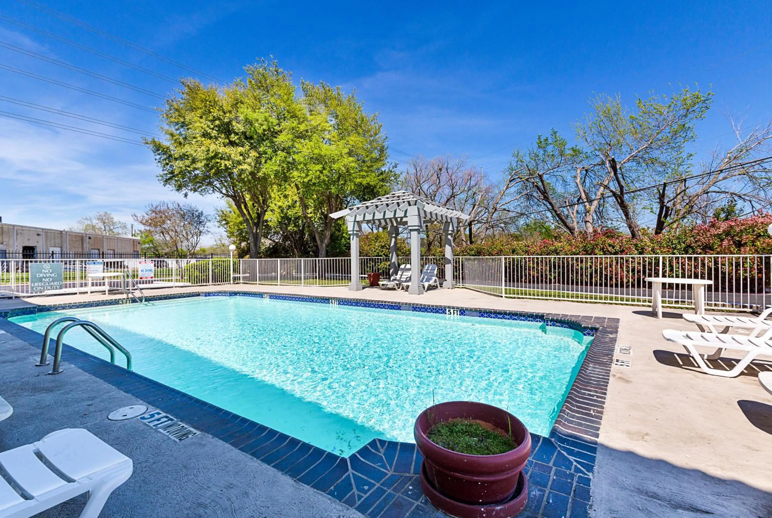 Swimming pool in Motel 6-Dallas, TX - Market Center
