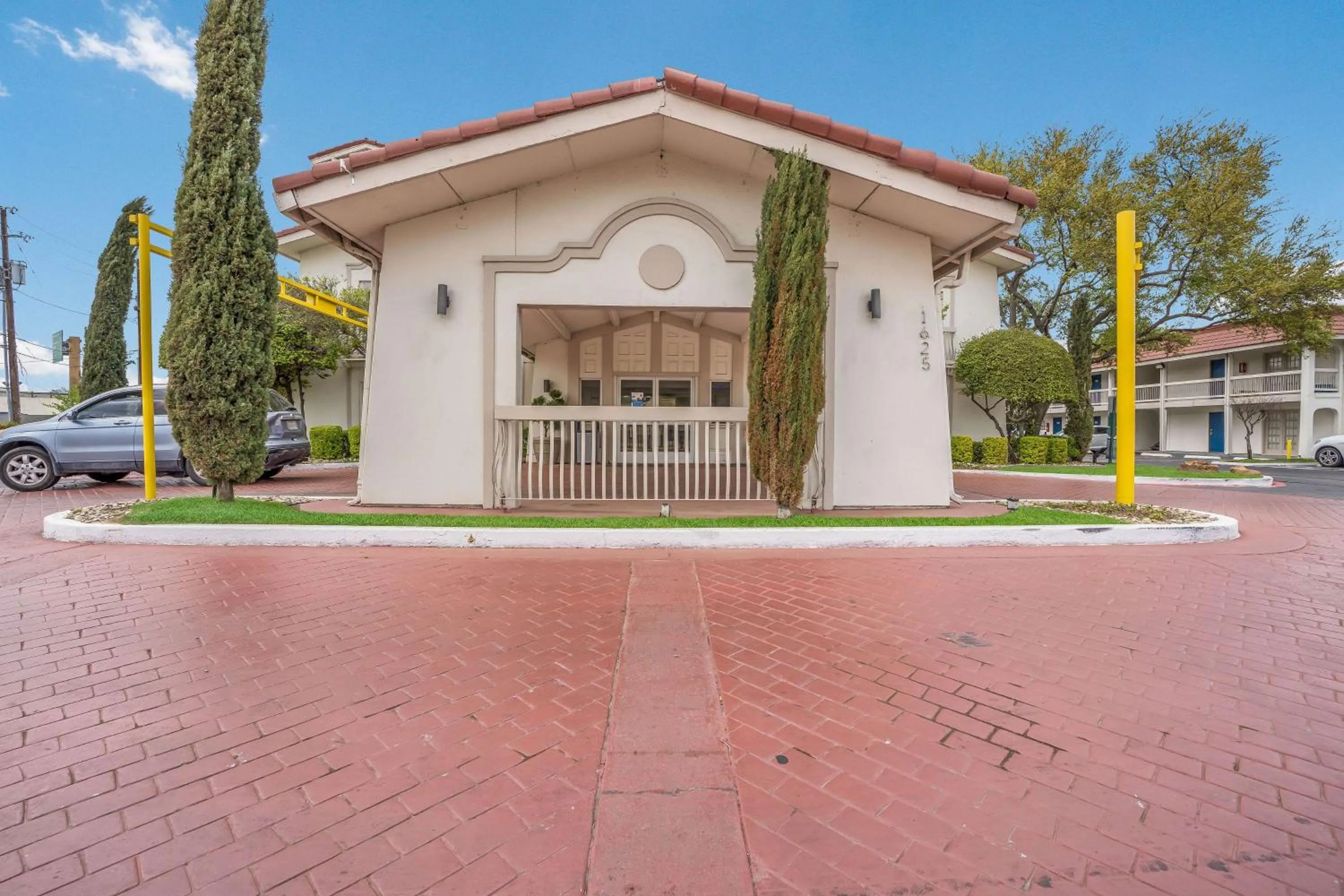 Property building in Motel 6-Dallas, TX - Market Center