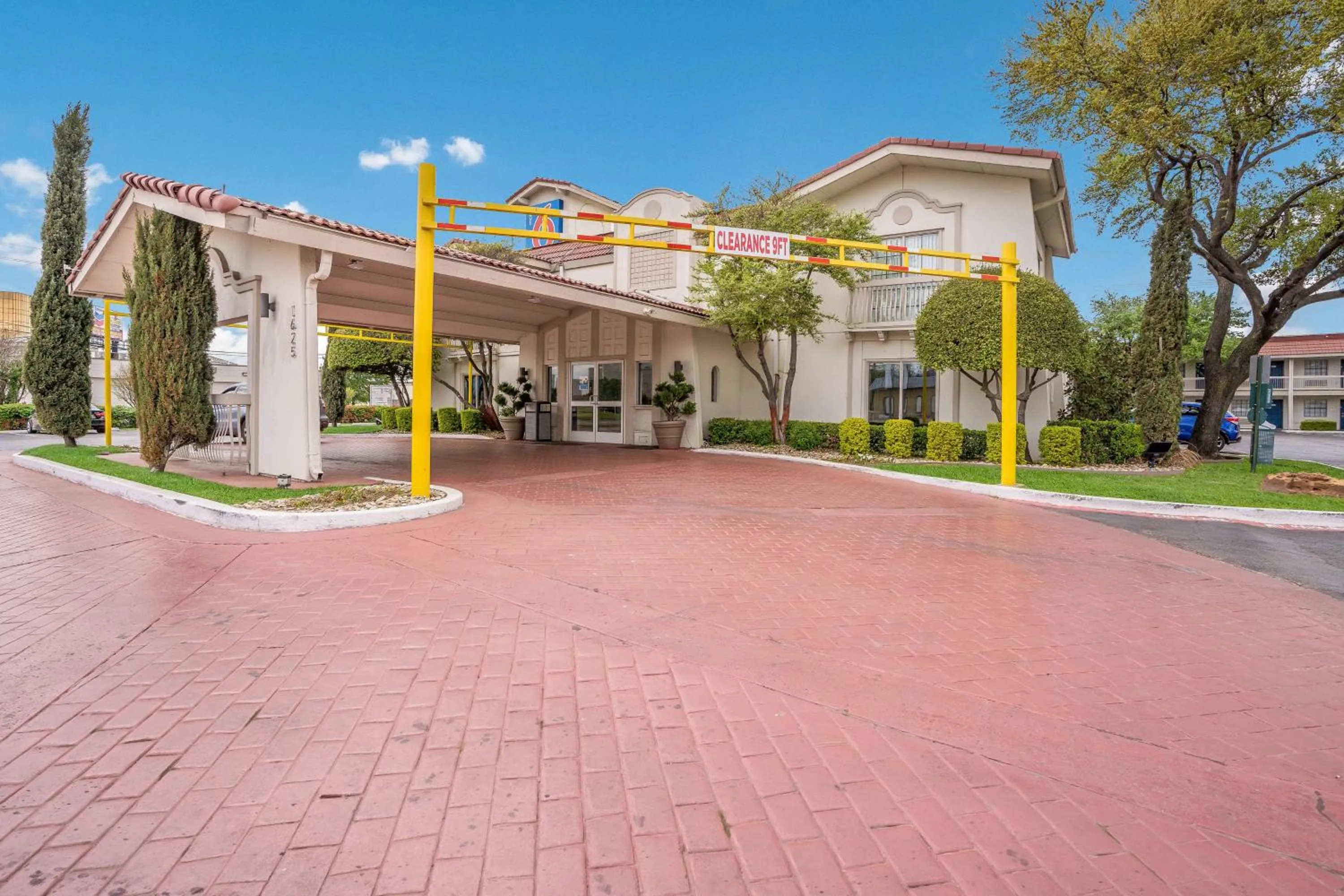 Property building in Motel 6-Dallas, TX - Market Center