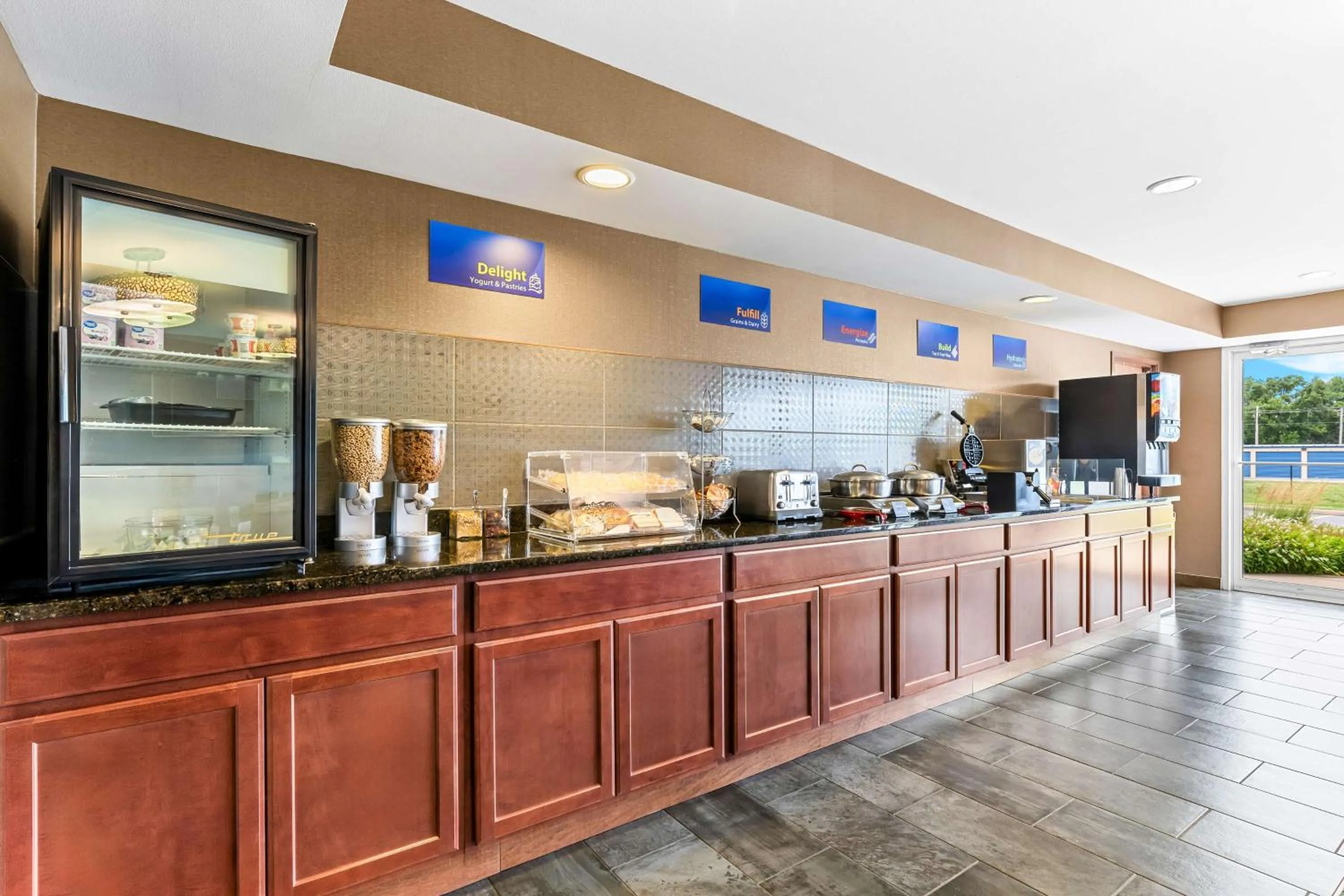 Breakfast in Best Western Legacy Inn & Suites Beloit/South Beloit