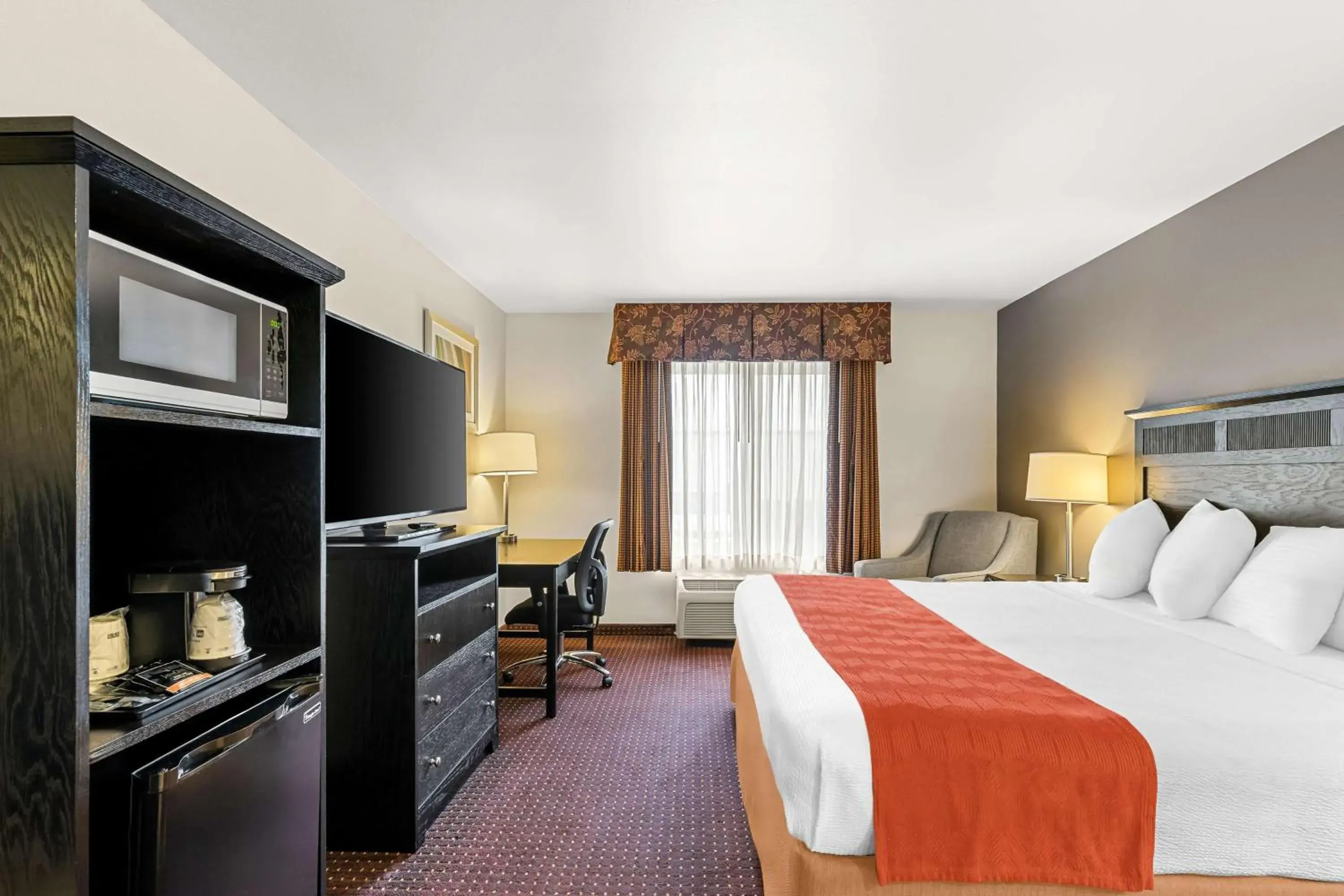 King Suite with Spa Bath - Disability Access/Non-Smoking in Best Western Legacy Inn & Suites Beloit/South Beloit King Suite with Spa Bath - Disability Access/Non-Smoking in Best Western Legacy Inn & Suites Beloit/South Beloit