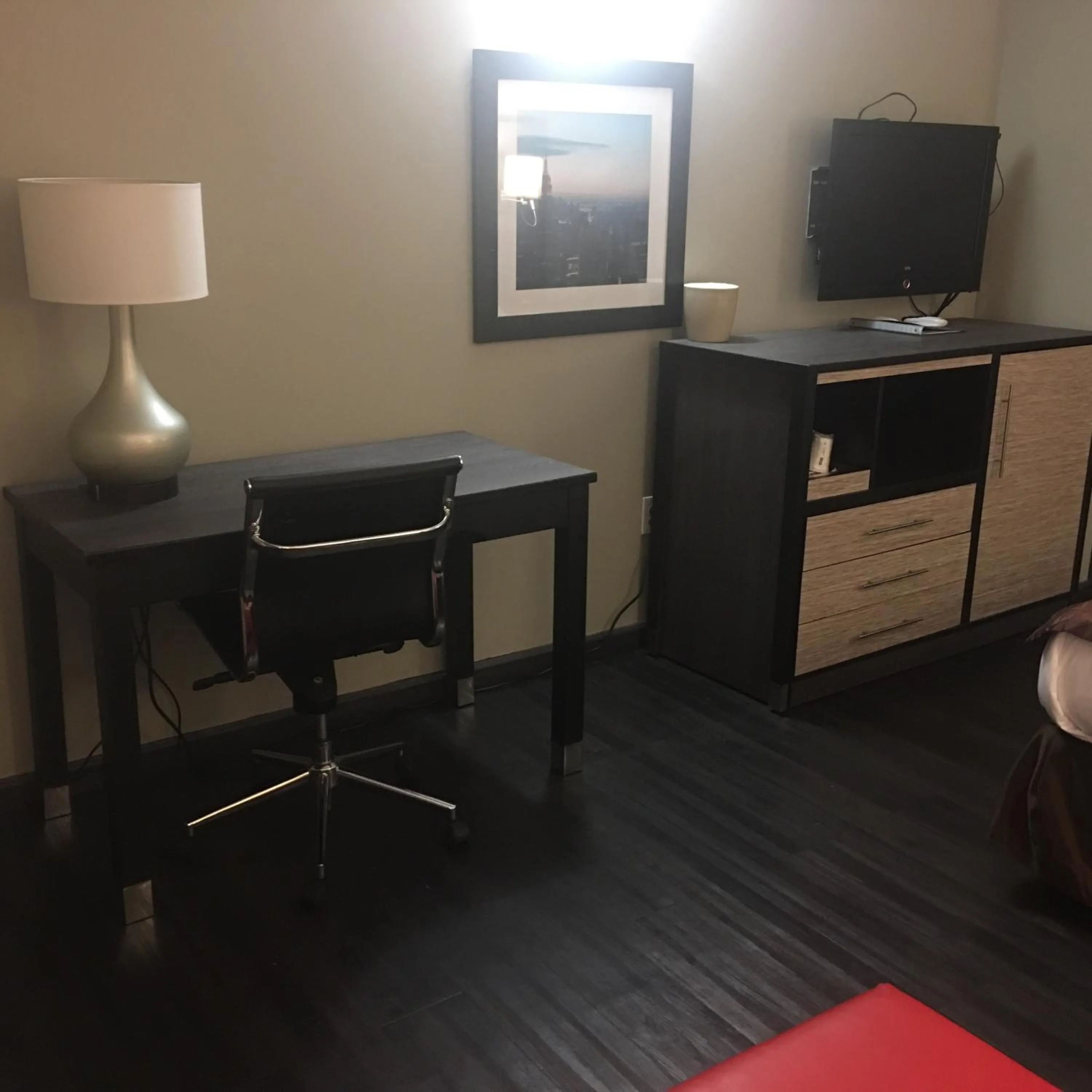 TV and multimedia in Ramada by Wyndham Rockville Centre