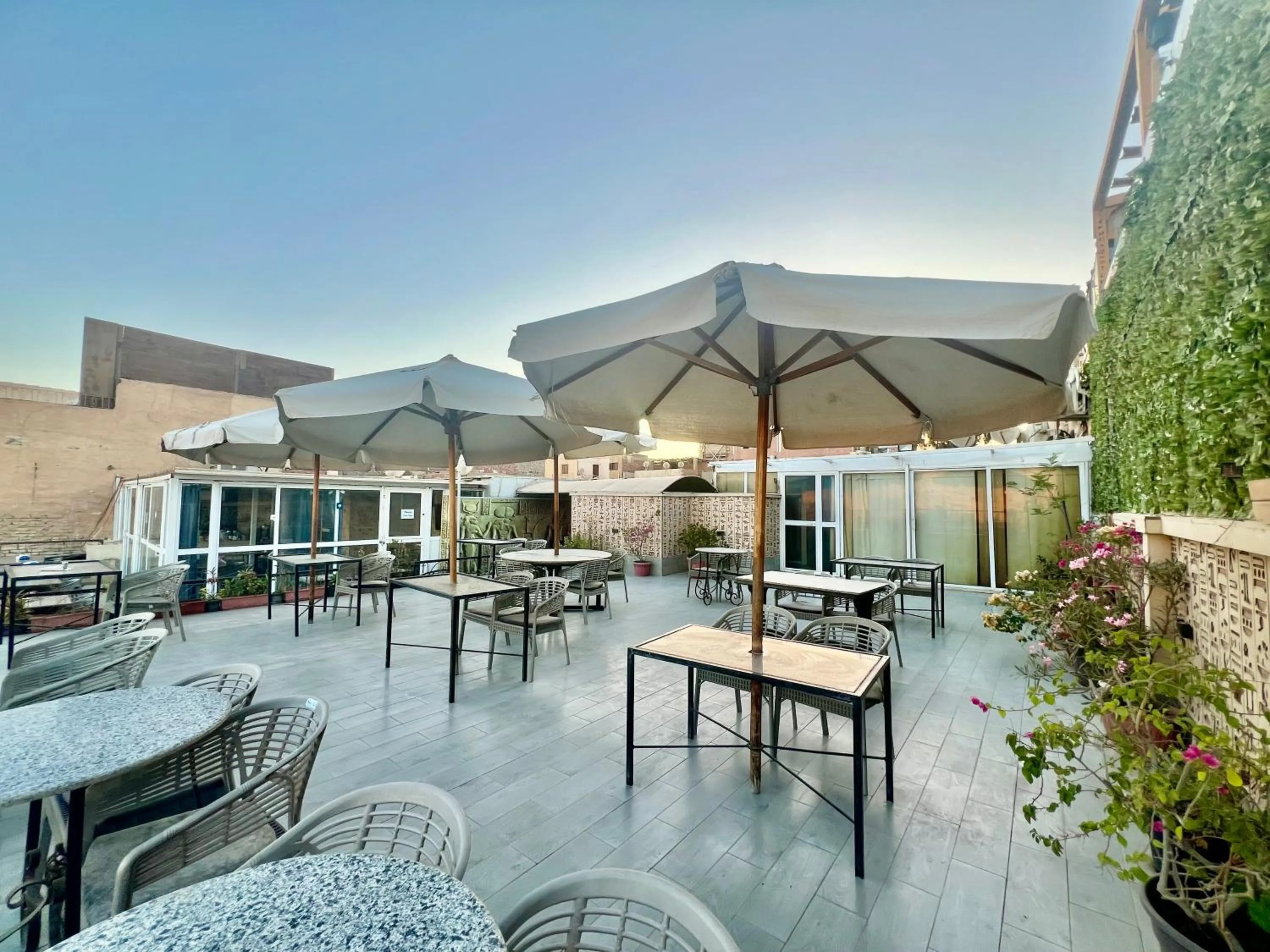 Restaurant/places to eat in Pyramids View Inn Bed & Breakfast