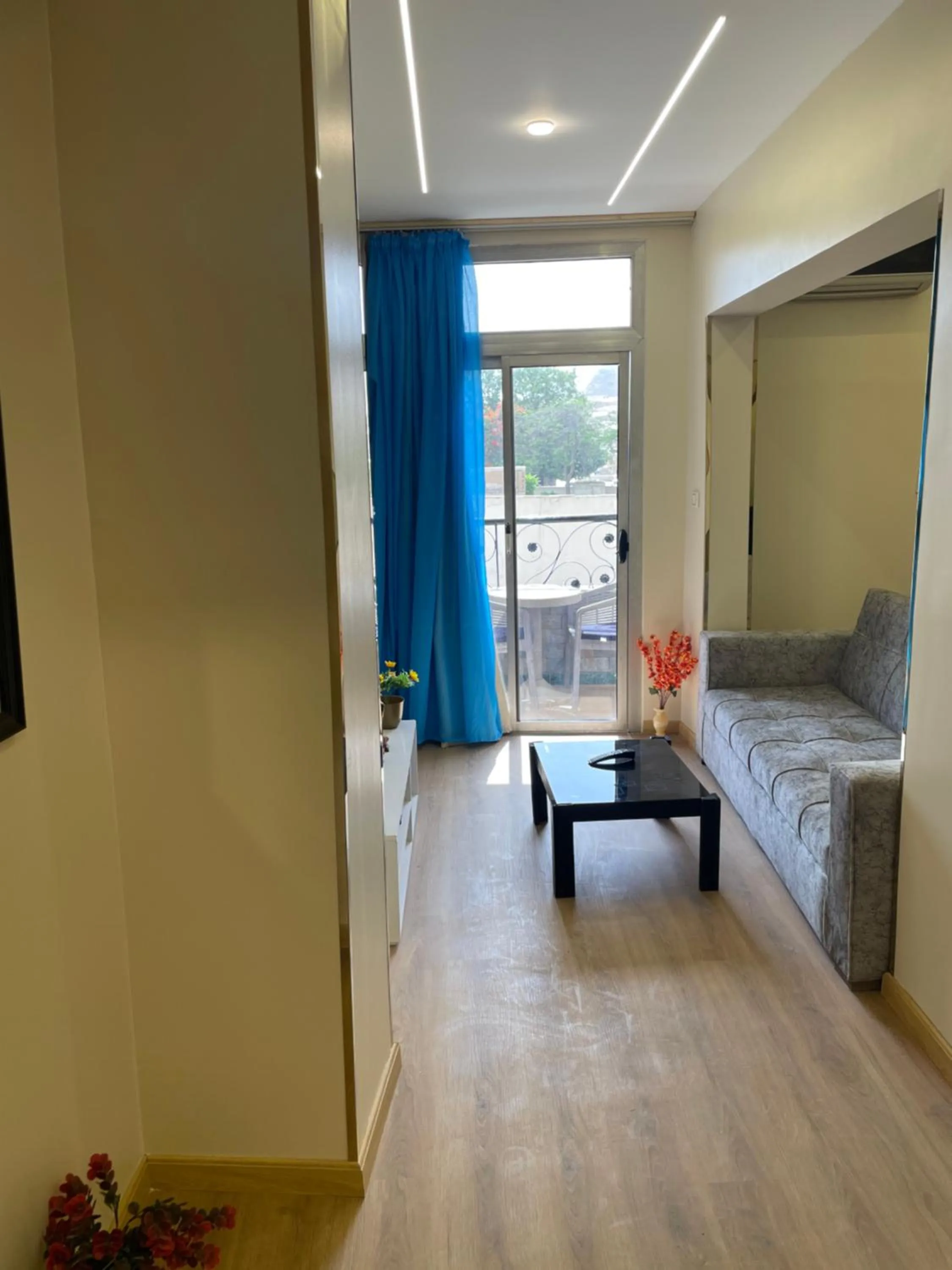 Seating area, Bed in Pyramids View Inn Bed & Breakfast