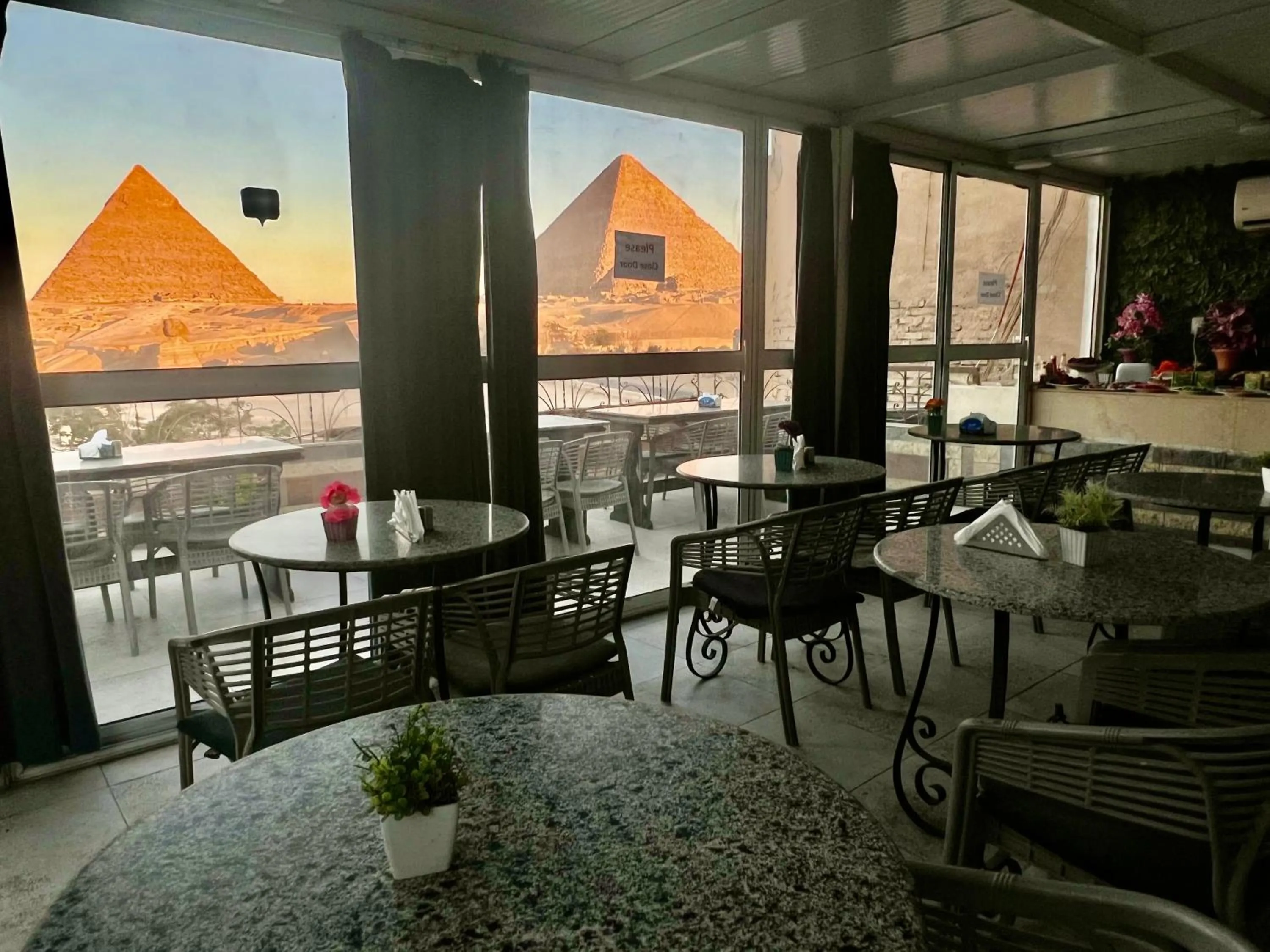 Restaurant/places to eat in Pyramids View Inn Bed & Breakfast