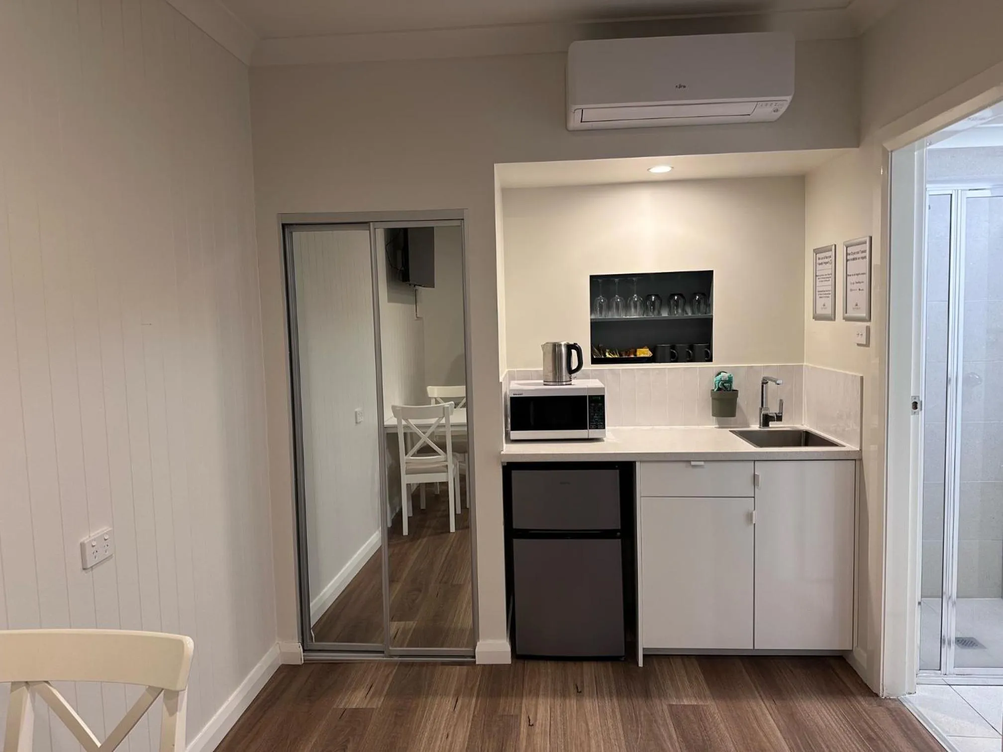 Kitchen or kitchenette in Surf Beach Motel Newcastle