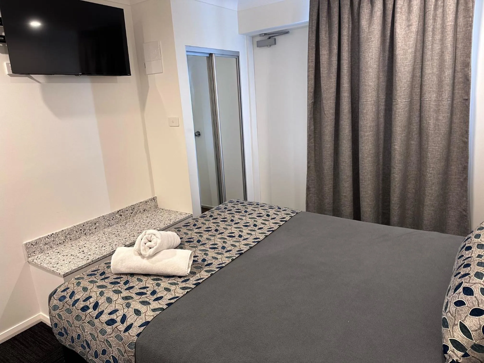 TV and multimedia, Bed in Surf Beach Motel Newcastle