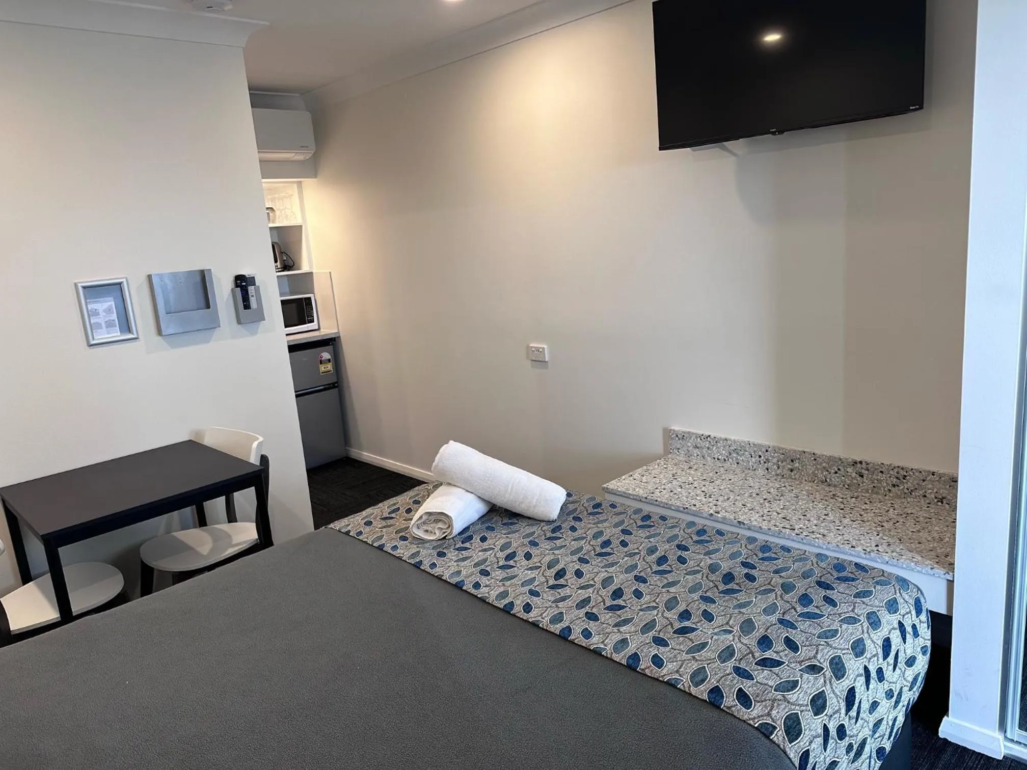 Seating area, Bed in Surf Beach Motel Newcastle