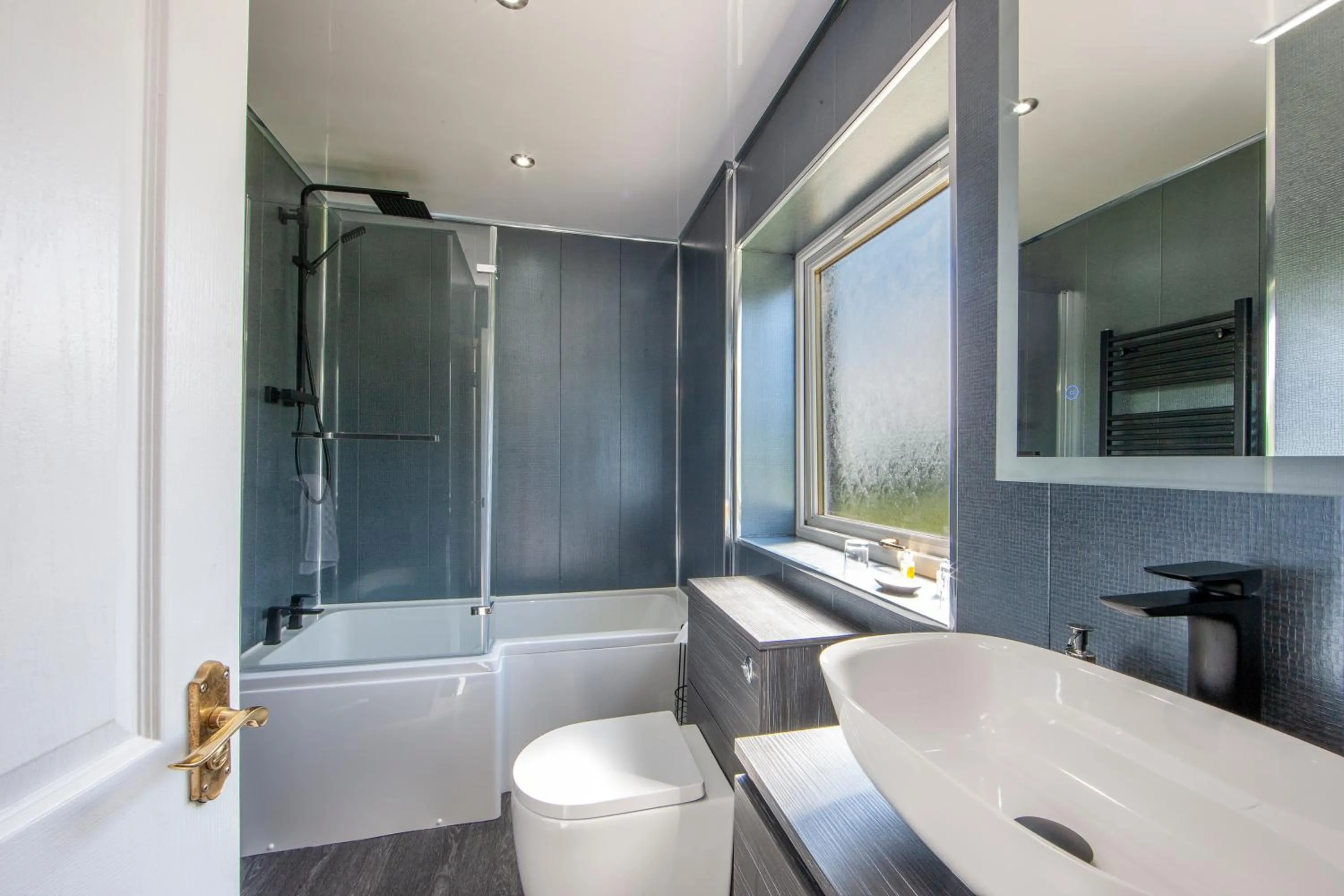 Bathroom in The Galley Of Lorne Inn