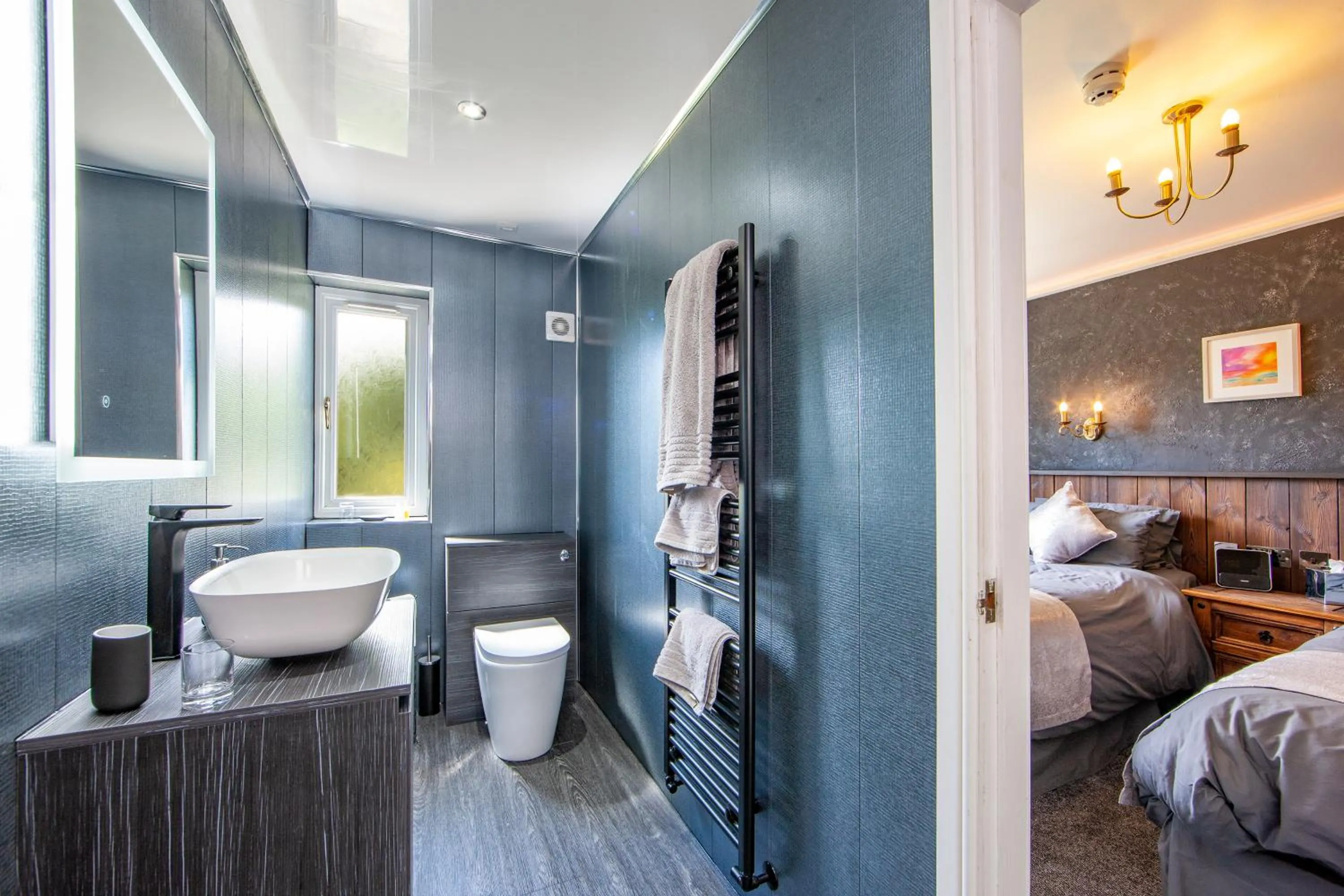 Bathroom, Bed in The Galley Of Lorne Inn