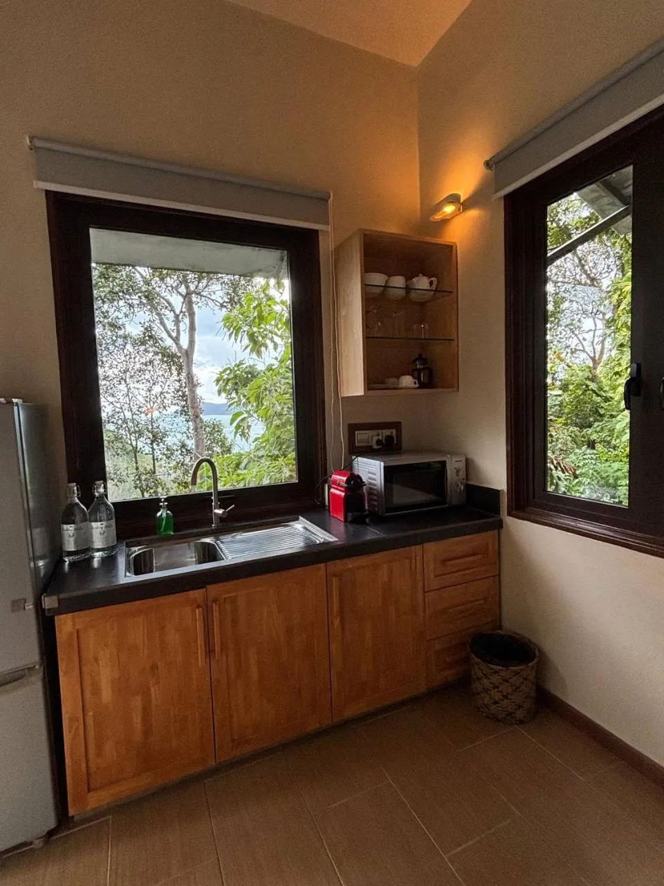 Kitchen or kitchenette in Ambong Rainforest Retreat
