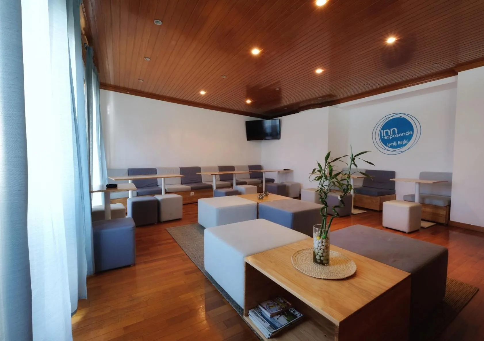 Communal lounge/ TV room in InnEsposende Sports Hostel