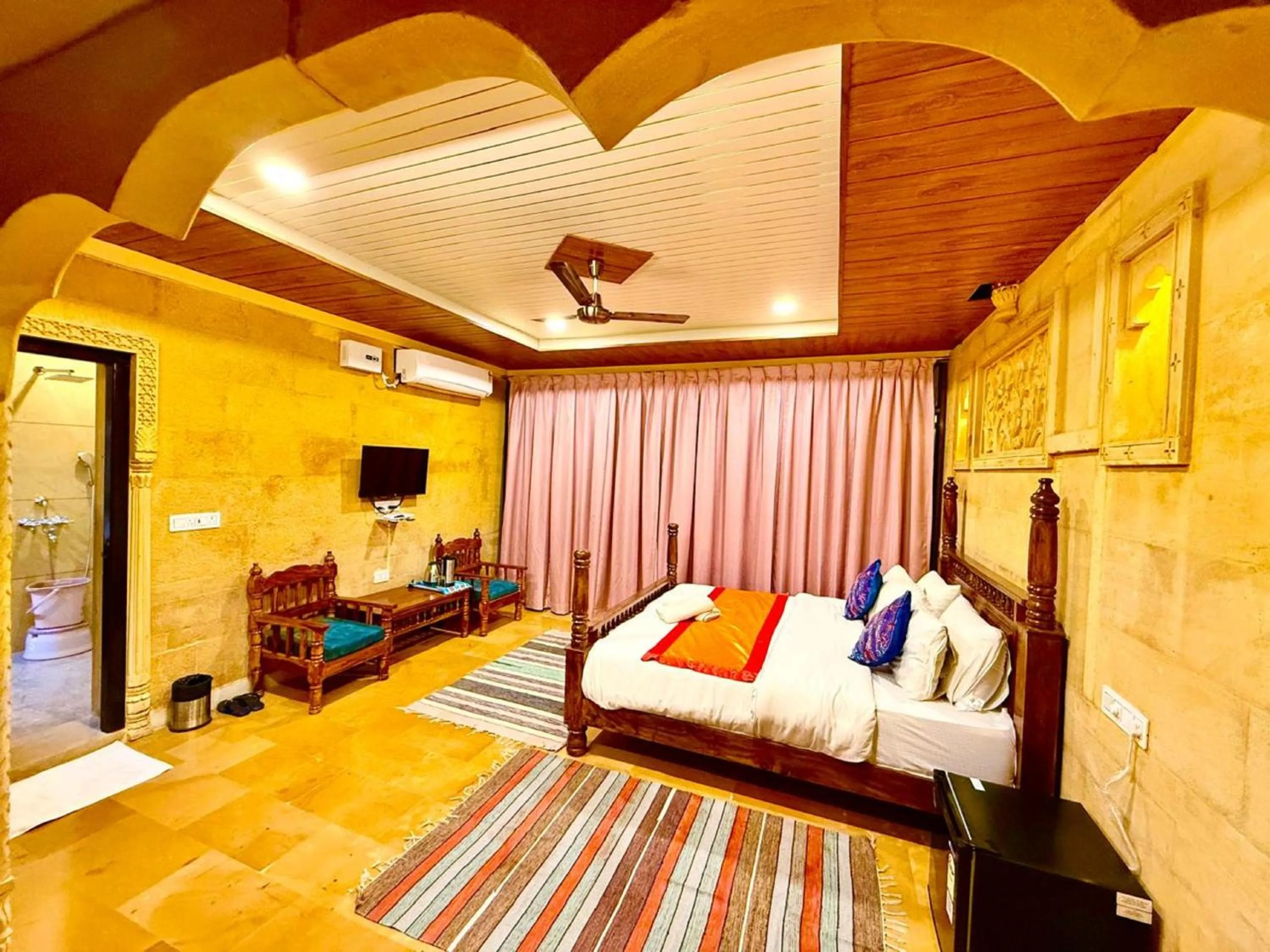 Property building, Bed in Hotel Tokyo Palace