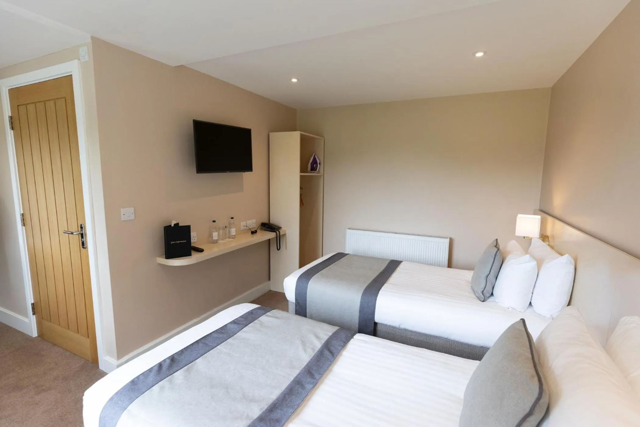 Bedroom, Bed in The View