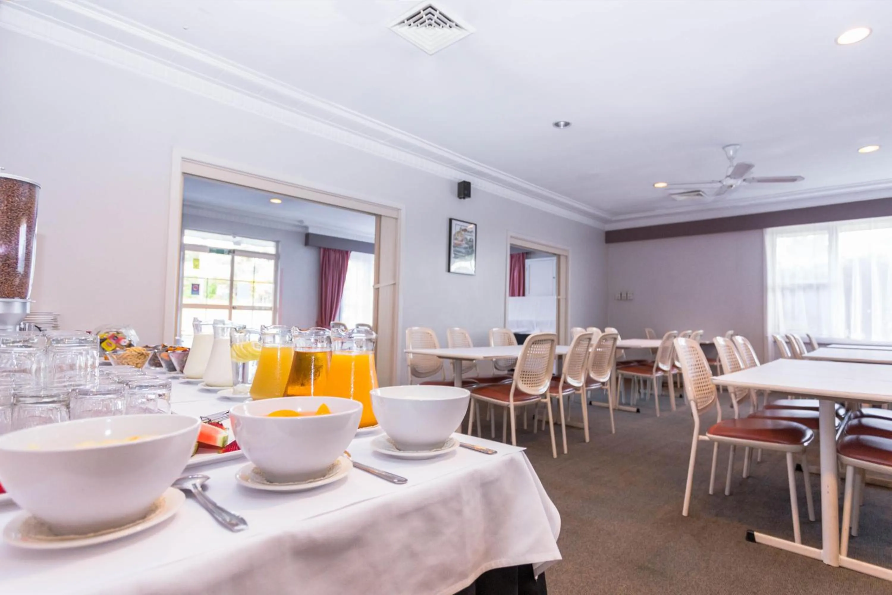 Restaurant/places to eat in Sleepwell Motel