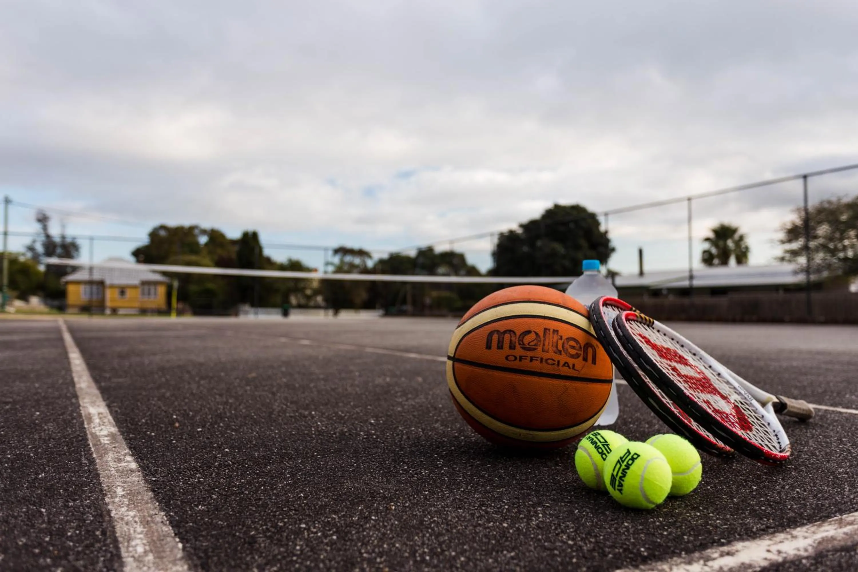 Tennis court in Sleepwell Motel