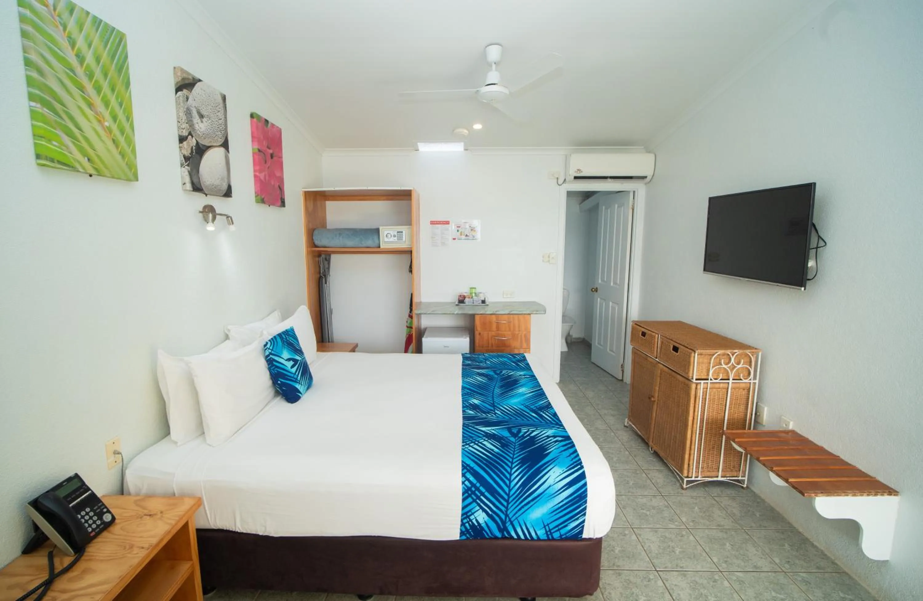Photo of the whole room, Bed in Club Raro Resort - Adults Only