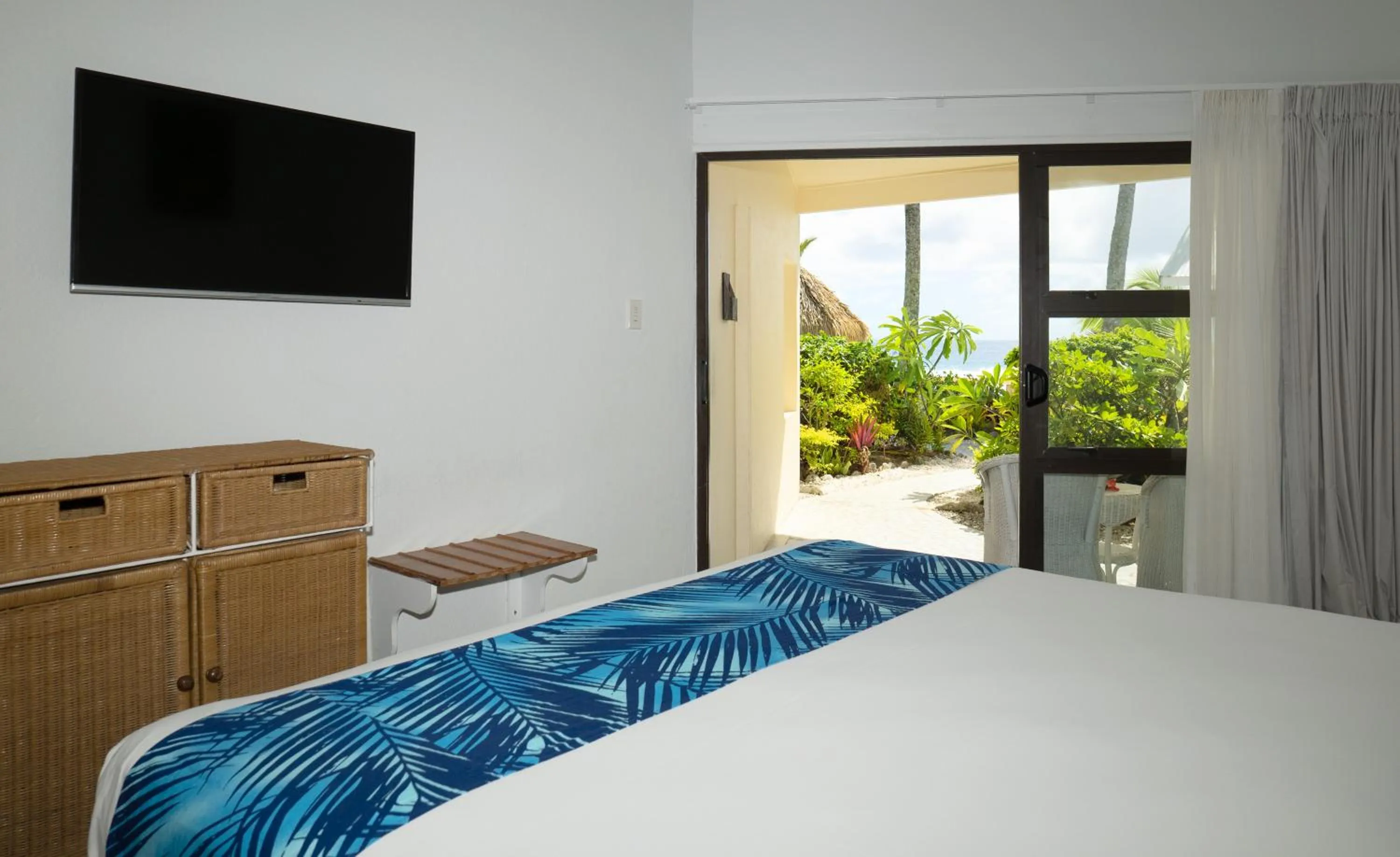 Bed in Club Raro Resort - Adults Only