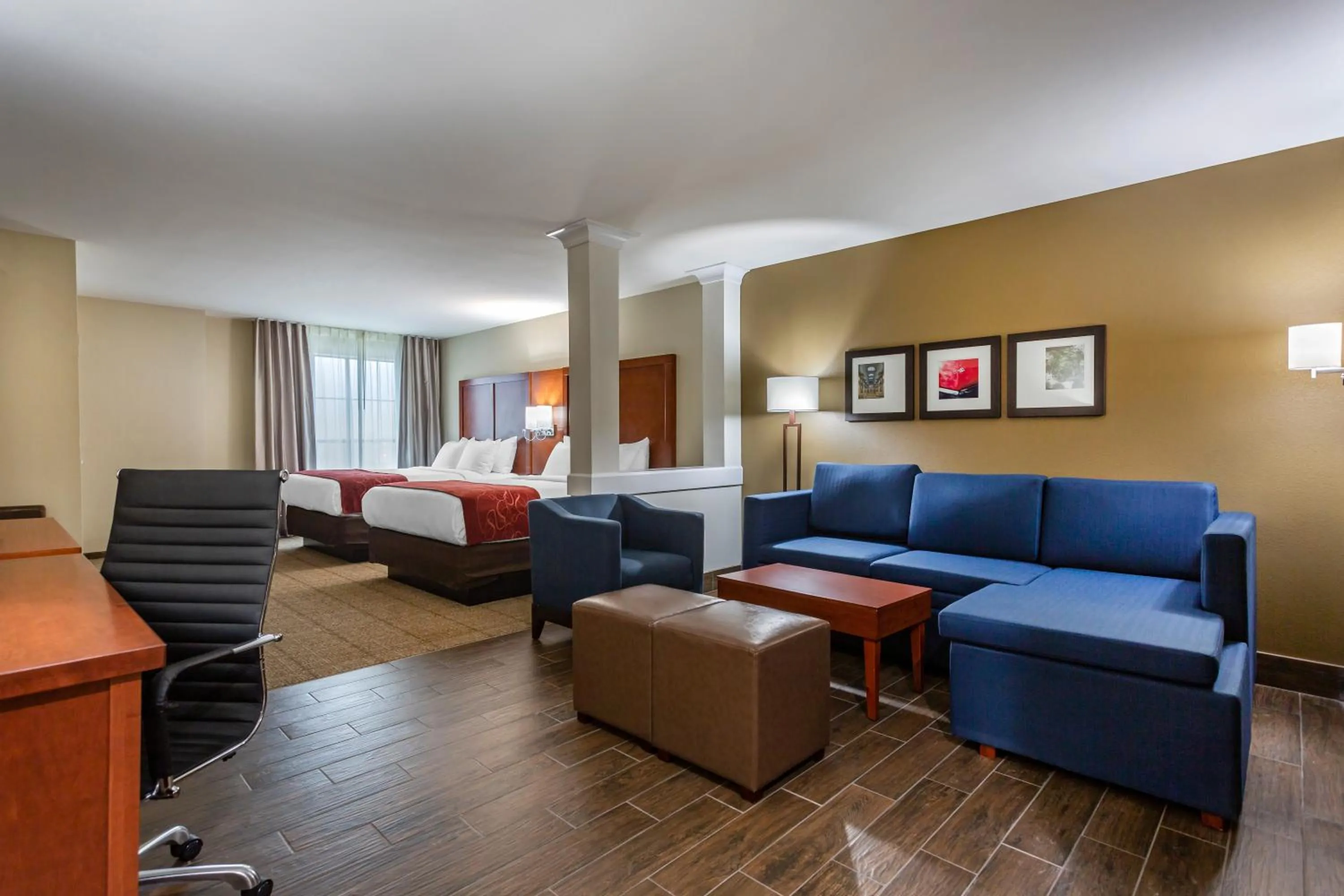 Photo of the whole room, Bed in Comfort Suites Bowling Green Southeast