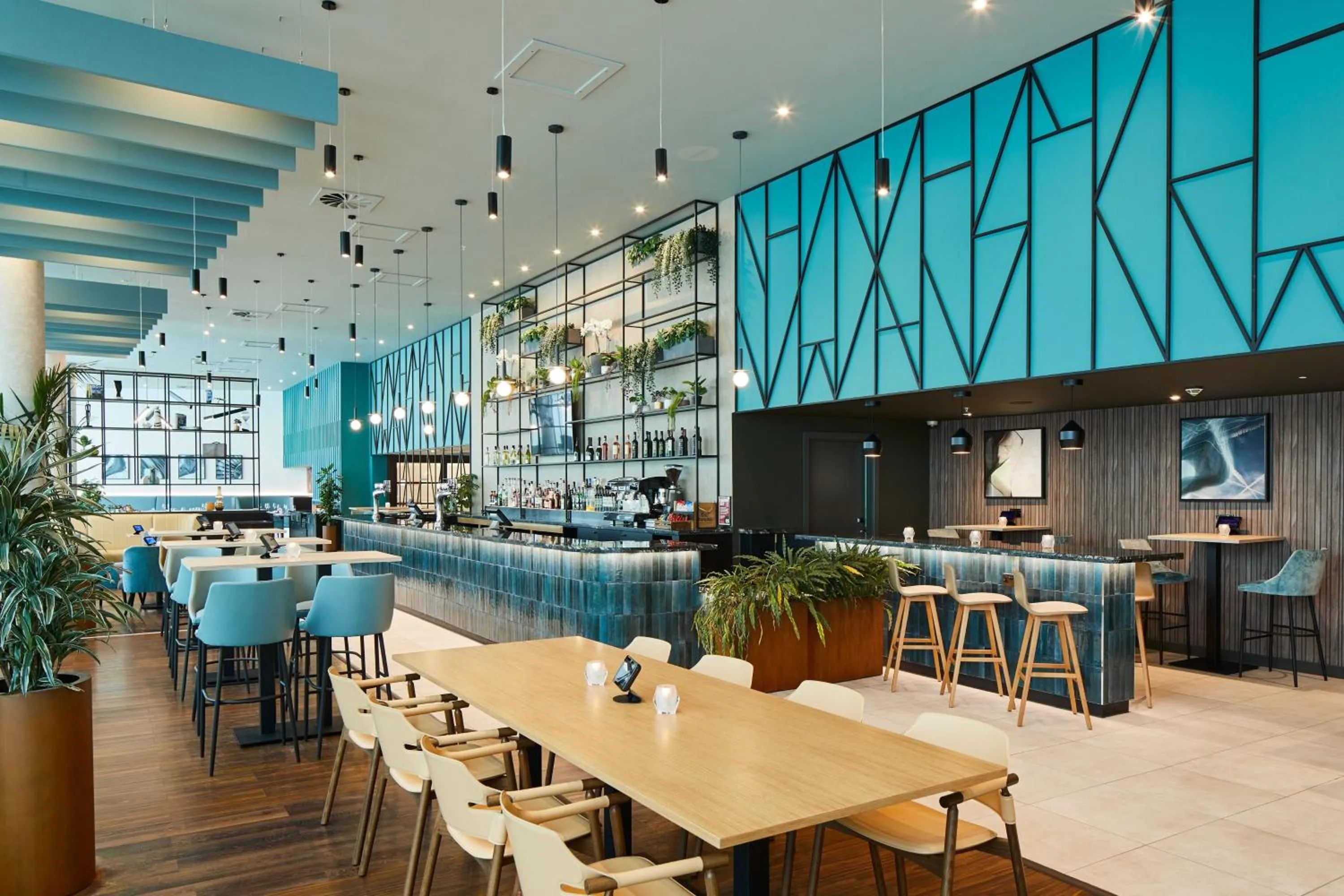 Restaurant/places to eat in Courtyard by Marriott London Gatwick Airport