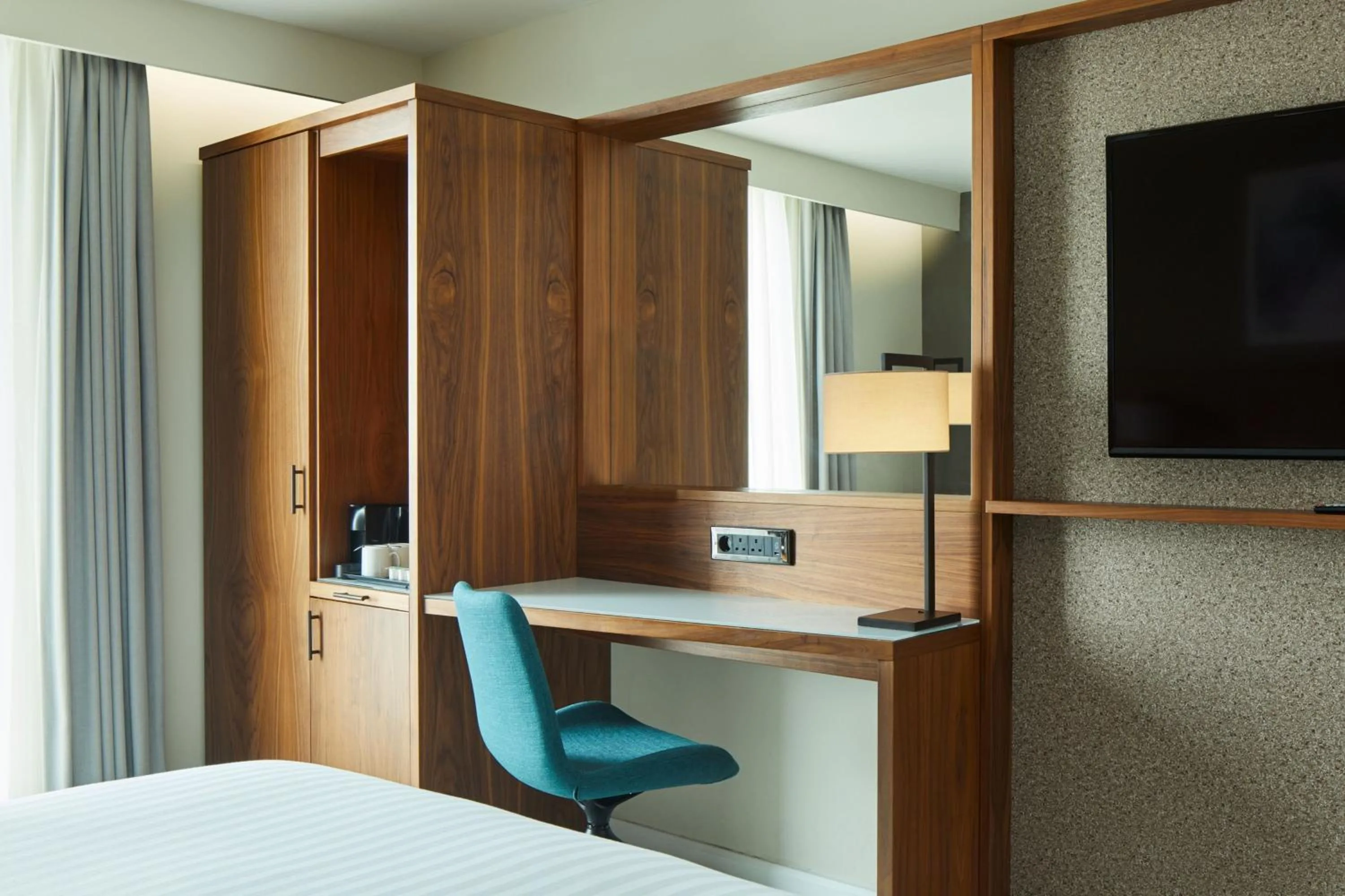 Photo of the whole room, Bed in Courtyard by Marriott London Gatwick Airport