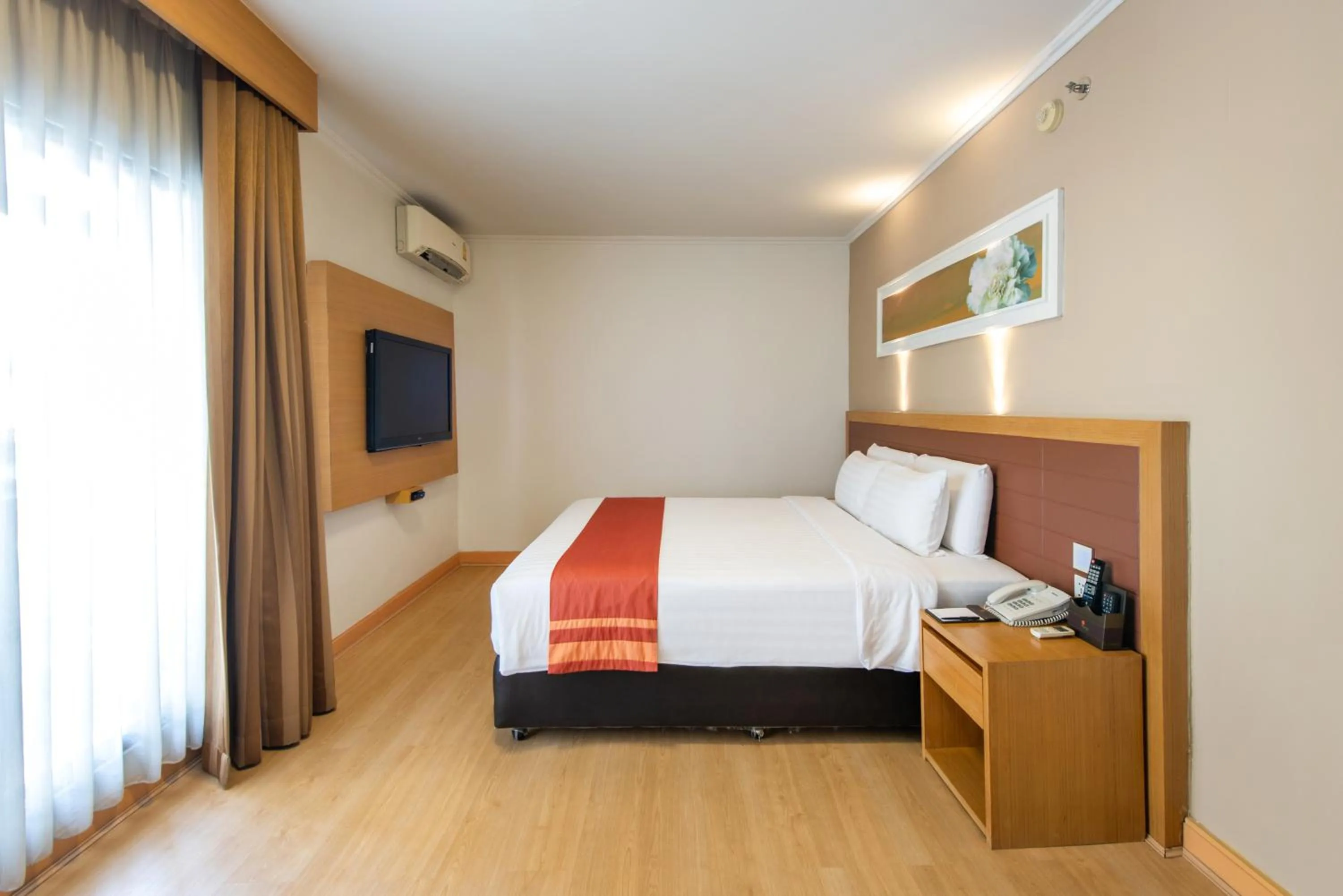 Bedroom, Bed in Maple Hotel