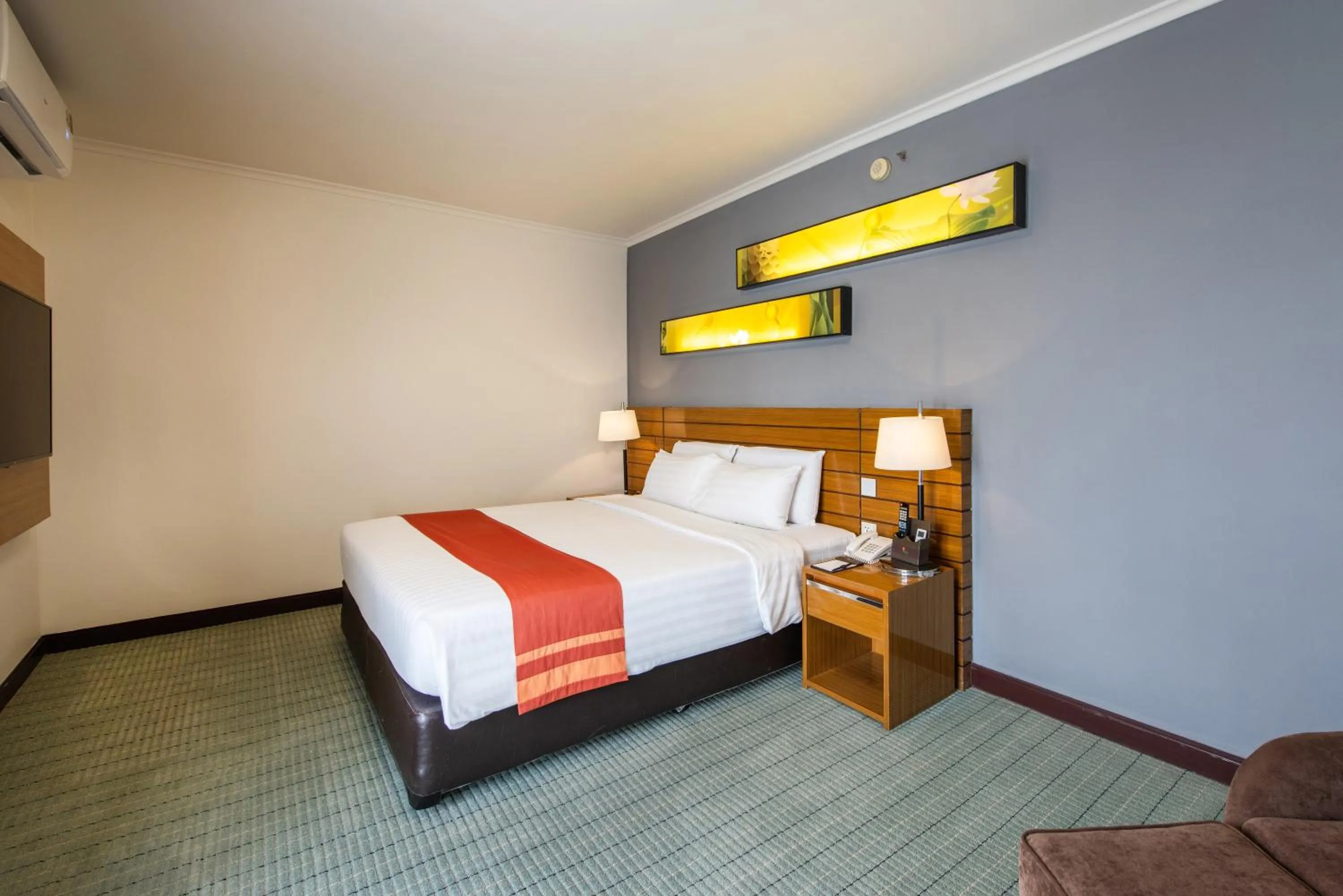 Bedroom, Bed in Maple Hotel