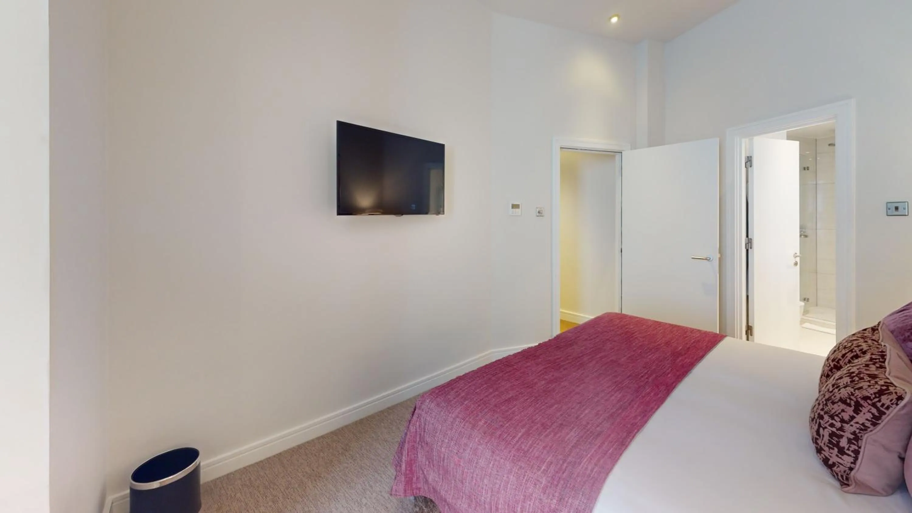 Bedroom, Bed in Cheval Harrington Court at South Kensington