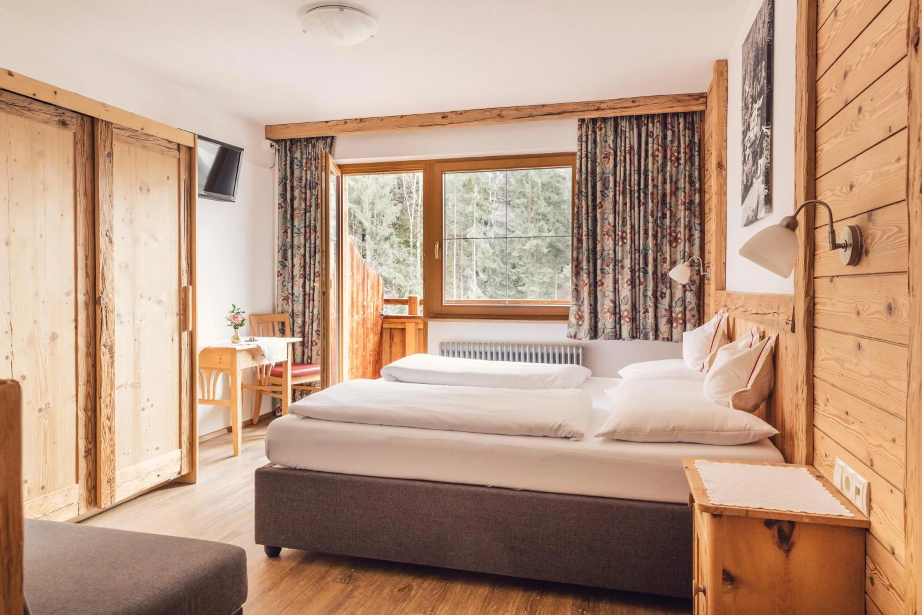 Photo of the whole room, Bed in Hotel - Gasthof Märzenklamm