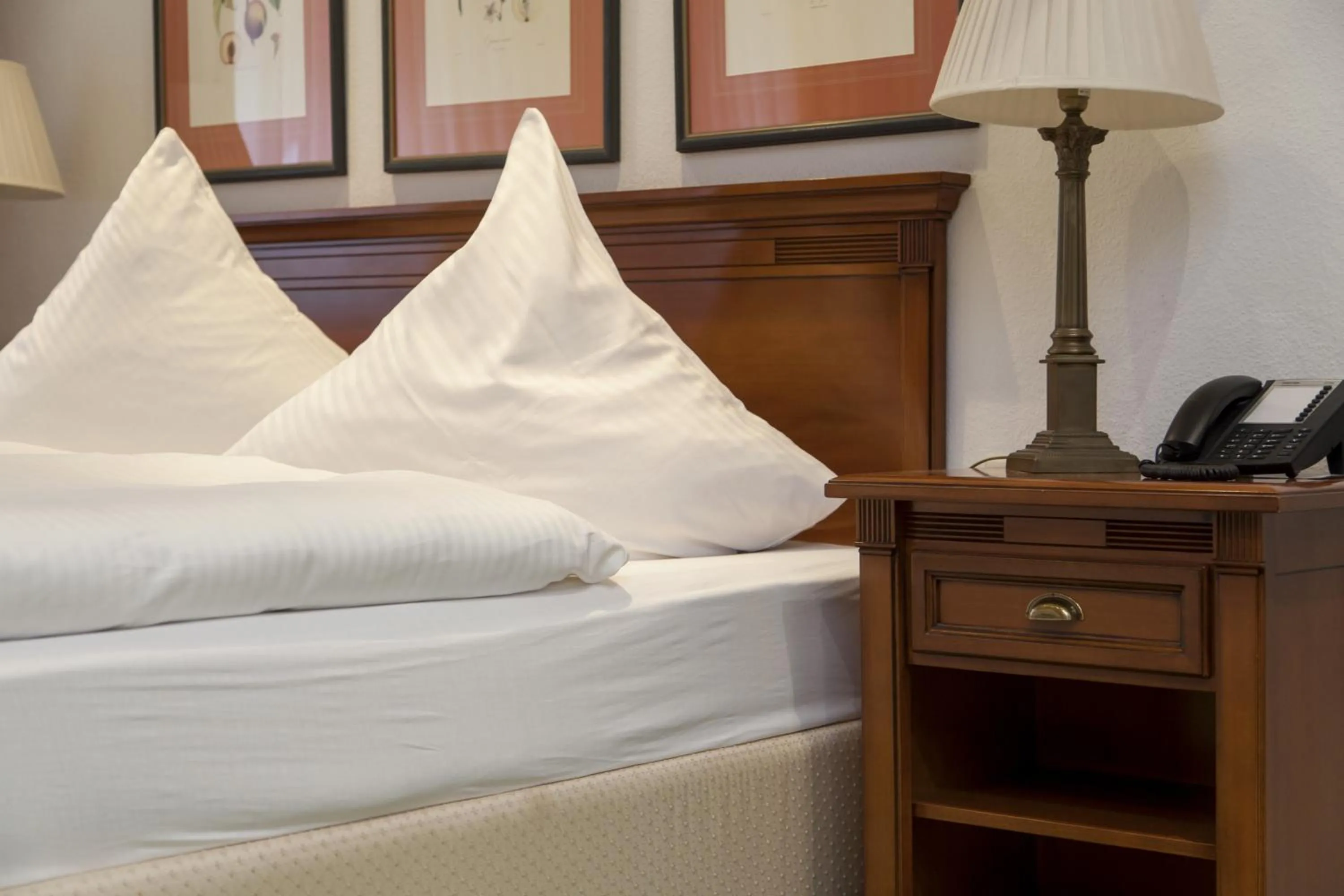 Bed in Hotel Zum Alten Brunnen