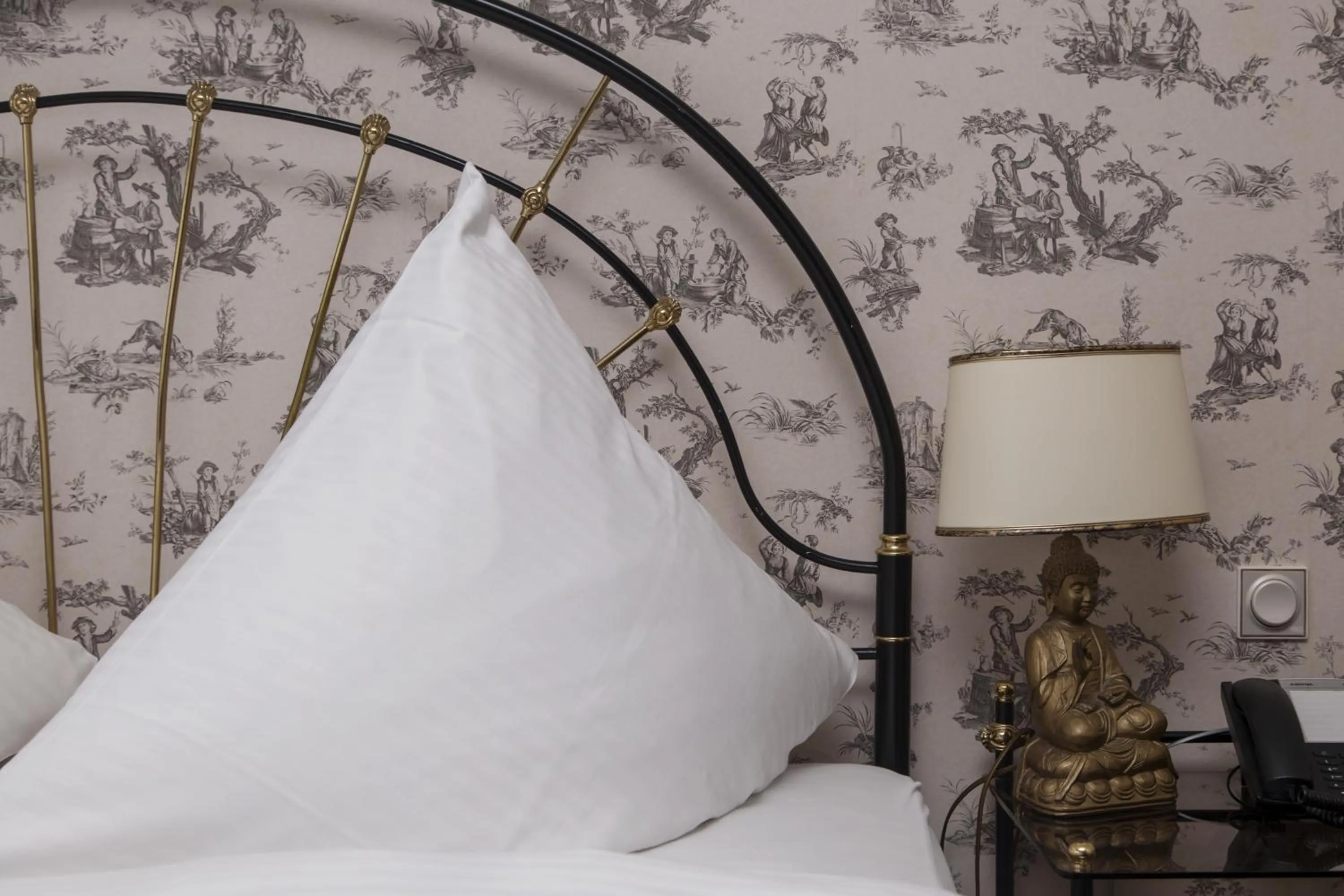 Bed in Hotel Zum Alten Brunnen