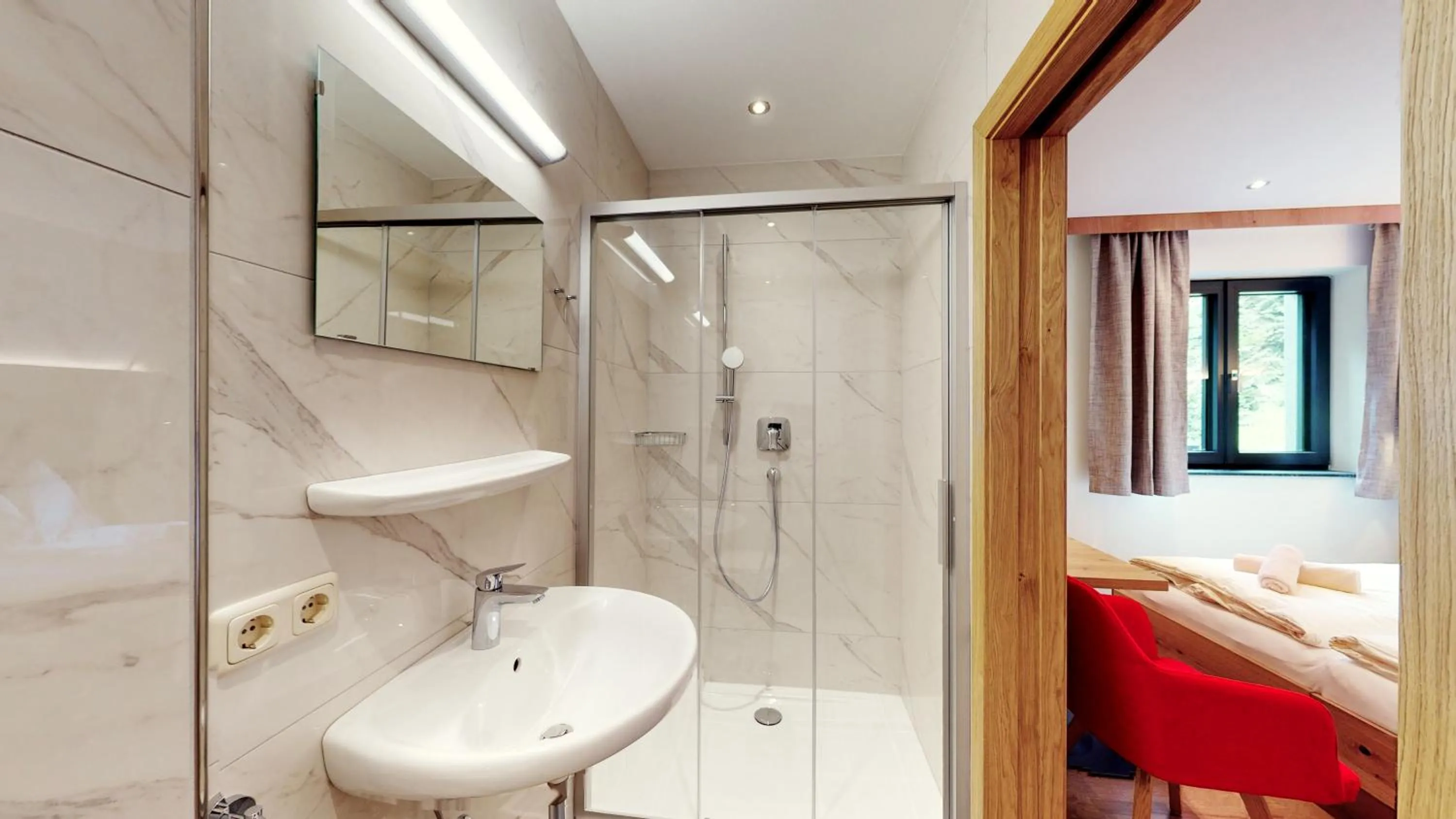 Shower, Bed in Pension Lederergütl - Jokercard & Parkplatz inkl