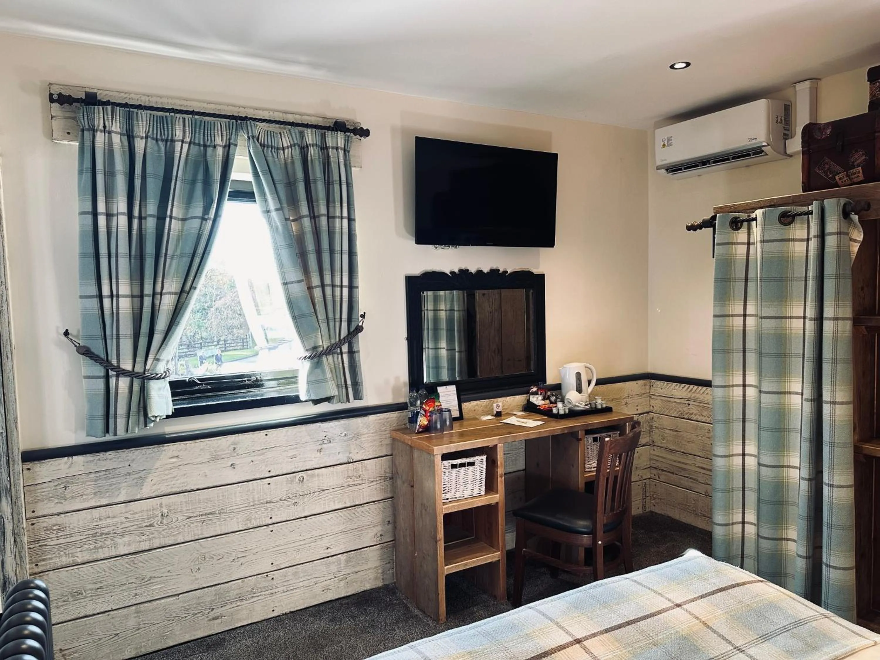 Photo of the whole room, Bed in South Causey Inn