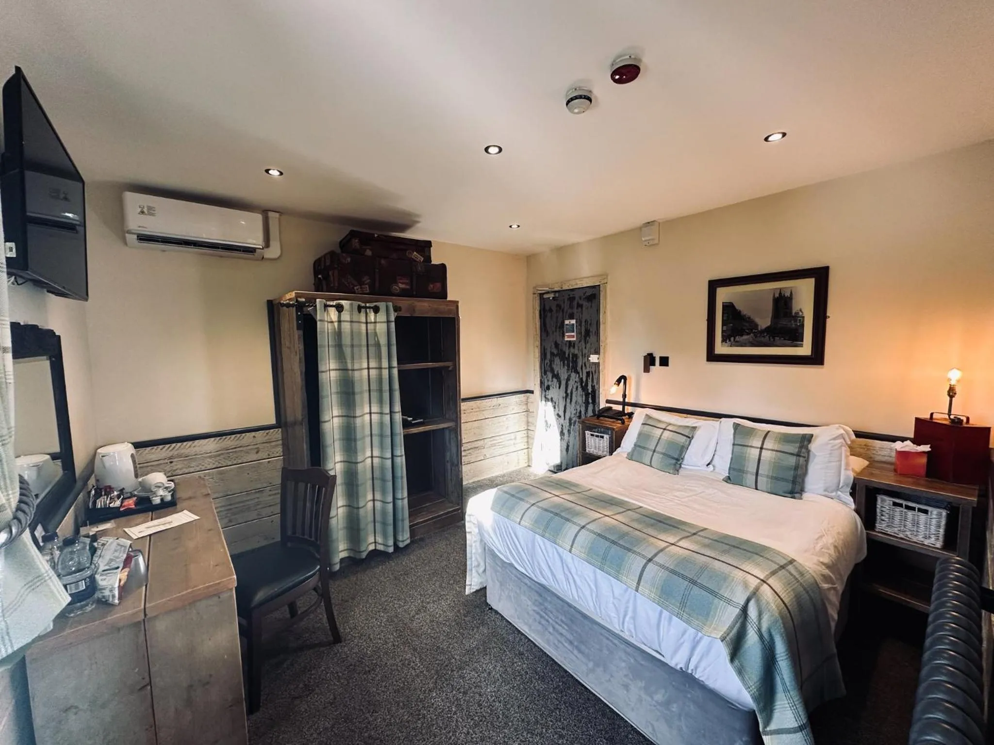 Photo of the whole room, Bed in South Causey Inn