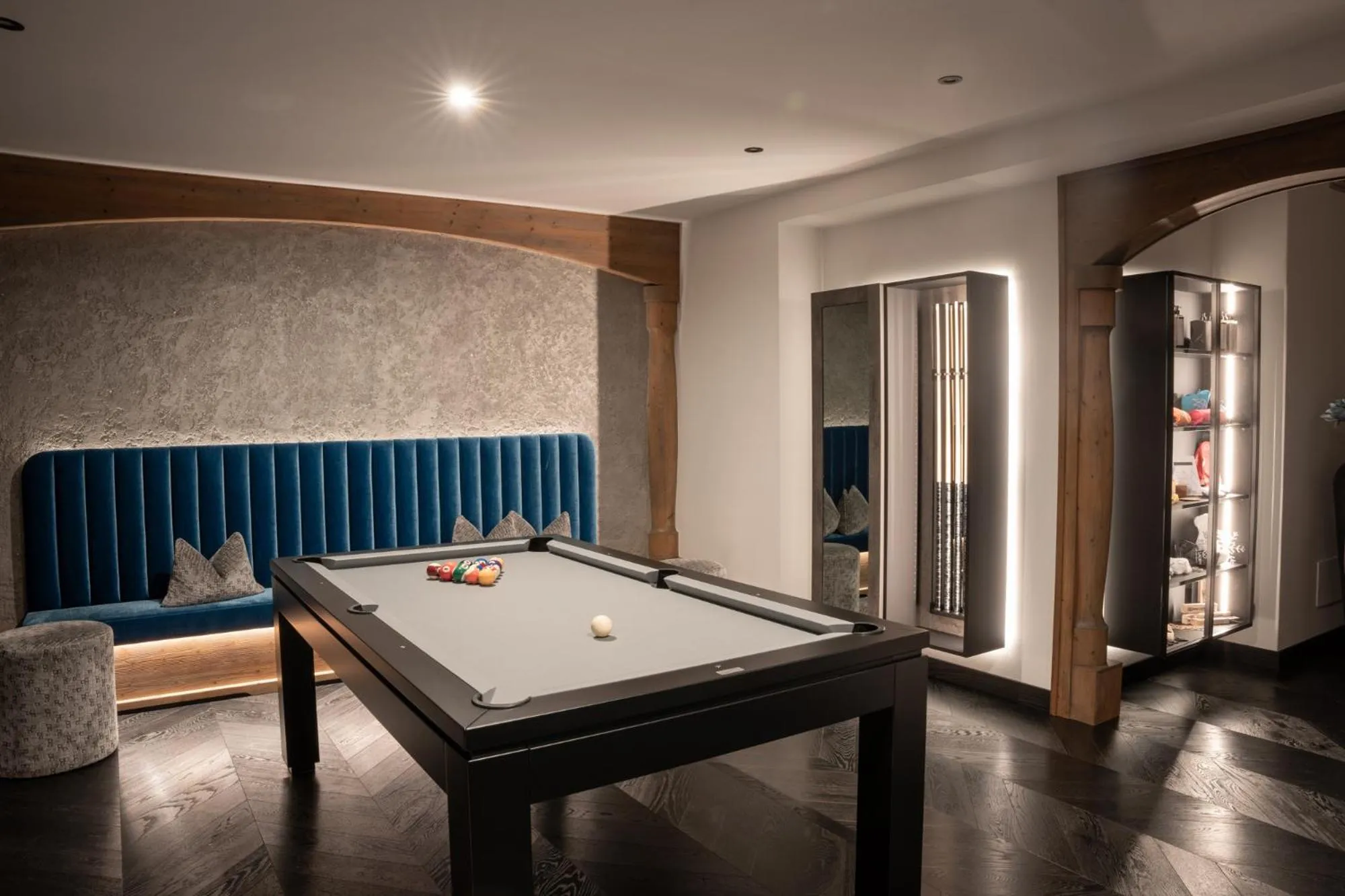 Billiard in The Laurin Small & Charming