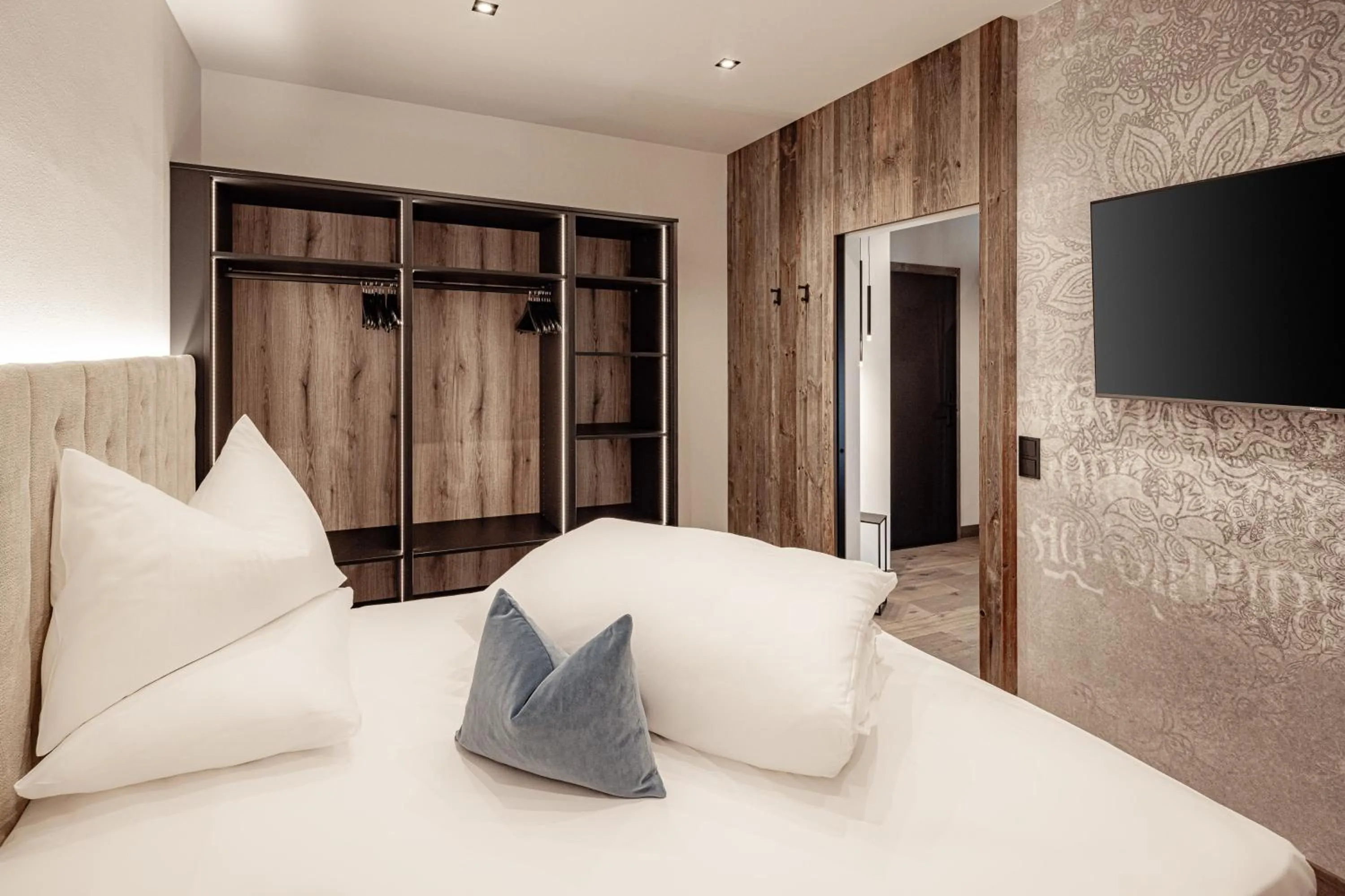 Bedroom, Bed in The Laurin Small & Charming