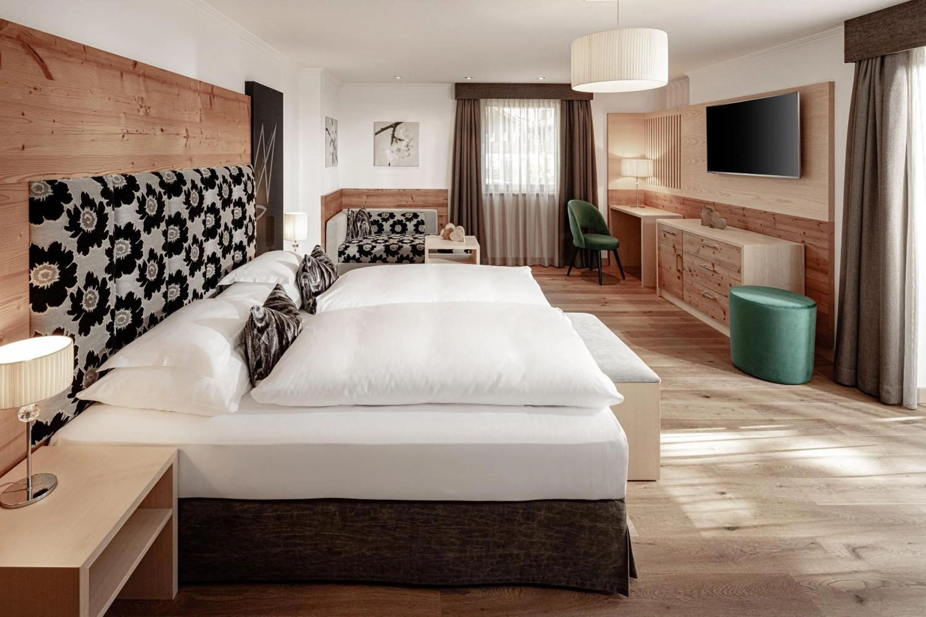 Bedroom, Bed in The Laurin Small & Charming