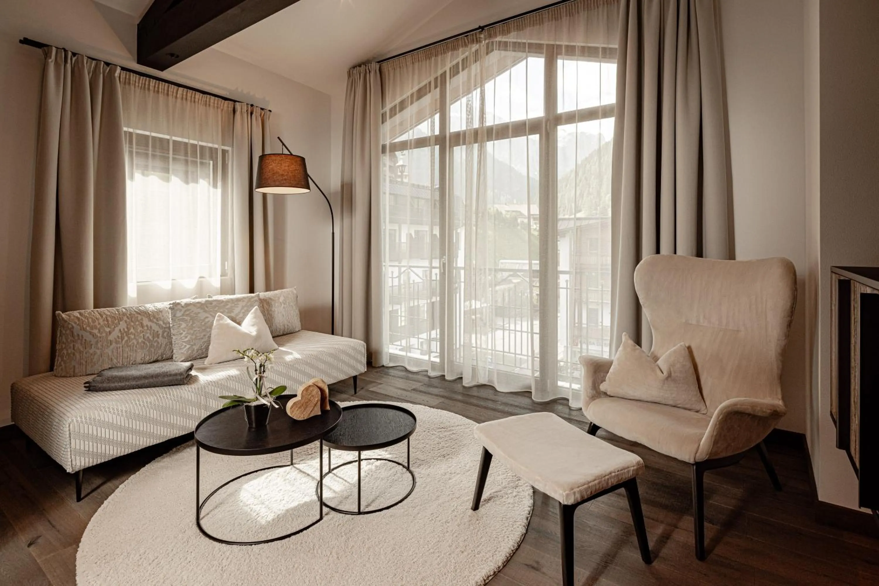 Living room, Bed in The Laurin Small & Charming