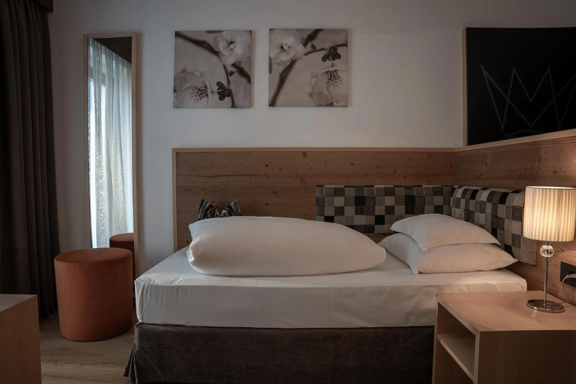 Bedroom, Bed in The Laurin Small & Charming