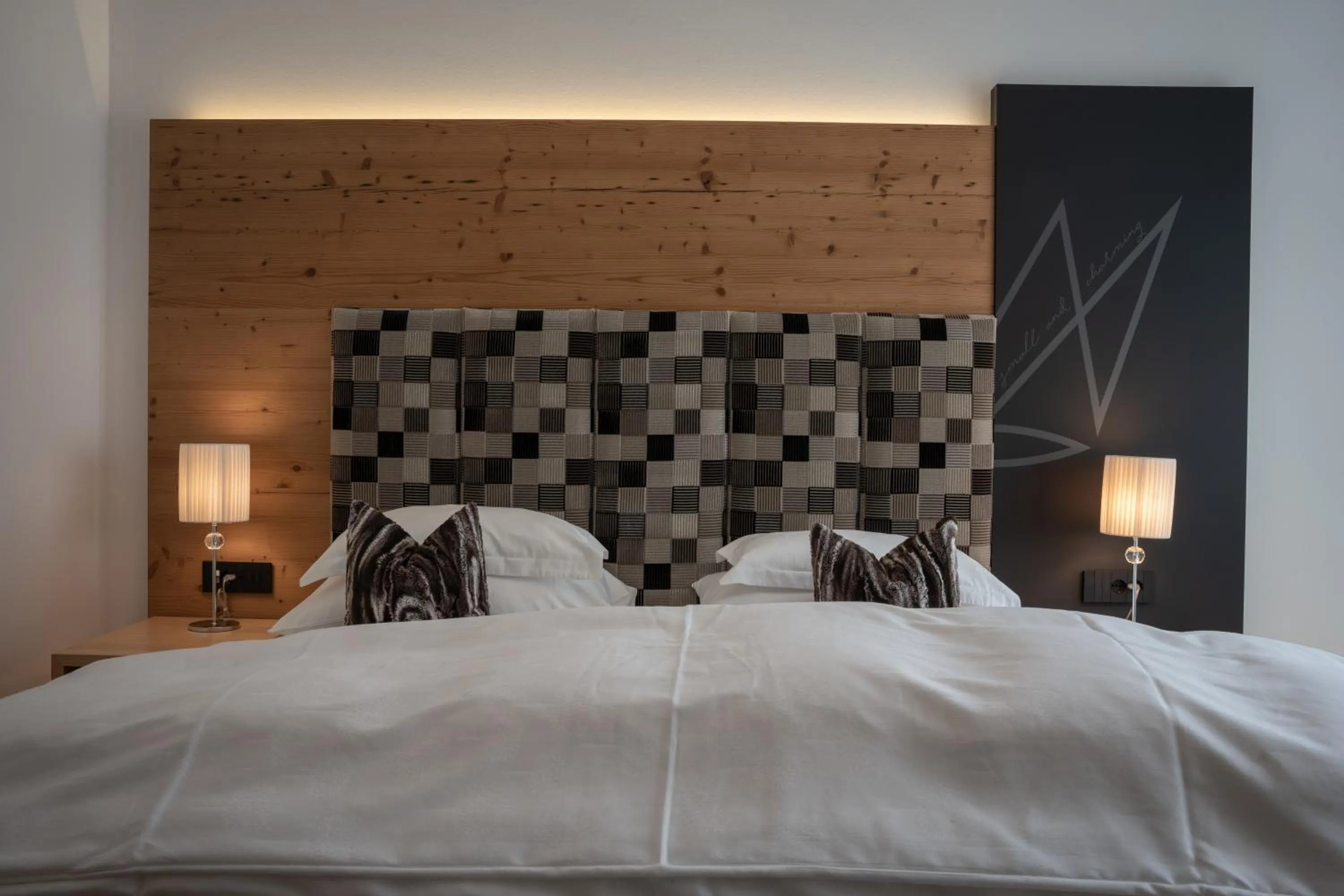 Bedroom, Bed in The Laurin Small & Charming